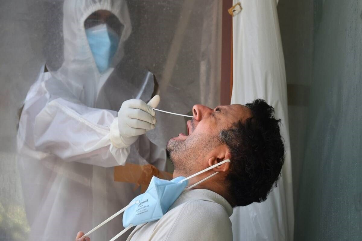 • দেশের করোনা (Coronavirus) পরিস্থিতি লাগামছাড়া হারে বেড়েই চলেছে । কোভিডের দ্বিতীয় ঢেউ আছড়ে পড়তেই টালমাটাল ভারত । প্রত্যেকদিনই একের পর এক রেকর্ড ভাঙছে আমাদের দেশ । ইতিমধ্যেই সংক্রমণের নিরিখে ব্রাজিলকে টপকে বিশ্বে দ্বিতীয় স্থানে উঠে এসেছে ভারত । আমেরিকার পরেই রয়েছি আমরা । • দেশের করোনা (Coronavirus) পরিস্থিতি লাগামছাড়া হারে বেড়েই চলেছে । কোভিডের দ্বিতীয় ঢেউ আছড়ে পড়তেই টালমাটাল ভারত । প্রত্যেকদিনই একের পর এক রেকর্ড ভাঙছে আমাদের দেশ । ইতিমধ্যেই সংক্রমণের নিরিখে ব্রাজিলকে টপকে বিশ্বে দ্বিতীয় স্থানে উঠে এসেছে ভারত । আমেরিকার পরেই রয়েছি আমরা ।