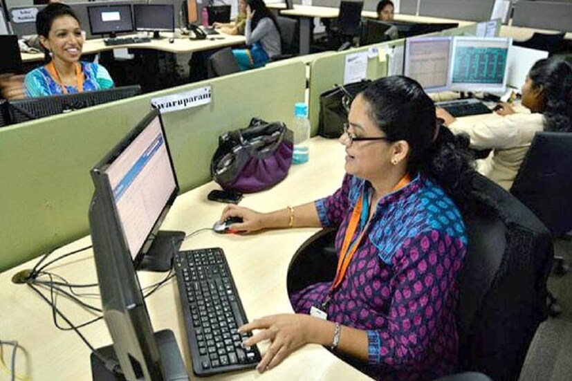 এবার এই সমস্যা থেকে মুক্তি পাওয়ার সময় হয়ত এসেছে ৷ কেননা মুম্বইয়ে চাকরিরতা মহিলাদেরকে মহারাষ্ট্র সরকারের পক্ষ থেকে বড় উপহার ৷  প্রতীকী ছবি ৷