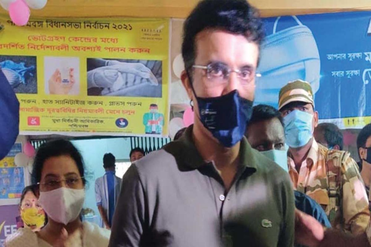 বর্তমানে অবশ্য একেবারেই সুস্থ সৌরভ৷ পুরোদমে কাজে ফিরেছেন ৷ স্টেডিয়ামে বসে আইপিএলের প্রথমদিকের কয়েকটি ম্যাচও দেখেছেন মহারাজ ৷ তাছাড়া স্ত্রীকে নিয়ে কয়েকদিন আগে ভোট দিয়েছেন তিনি ৷ বর্তমানে অবশ্য একেবারেই সুস্থ সৌরভ৷ পুরোদমে কাজে ফিরেছেন ৷ স্টেডিয়ামে বসে আইপিএলের প্রথমদিকের কয়েকটি ম্যাচও দেখেছেন মহারাজ ৷ তাছাড়া স্ত্রীকে নিয়ে কয়েকদিন আগে ভোট দিয়েছেন তিনি ৷
