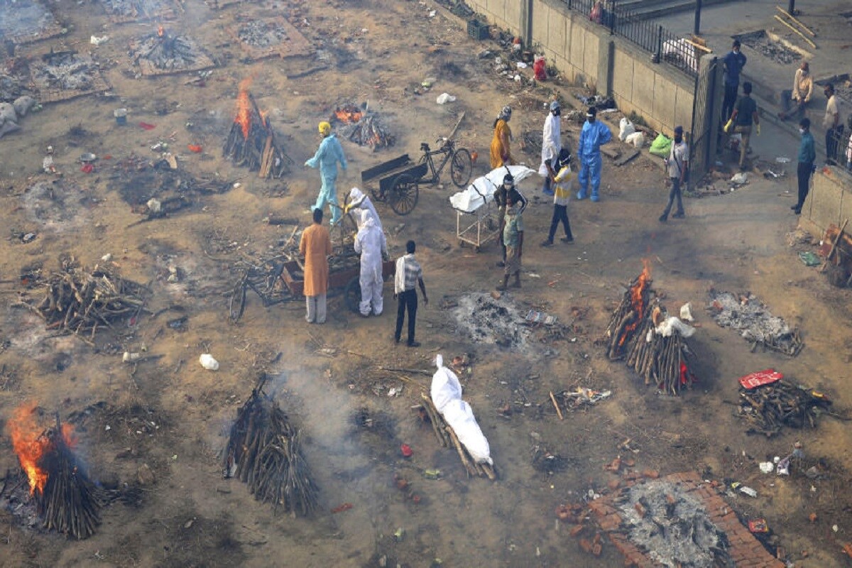 করোনার দ্বিতীয় ঢেউয়ে জেরবার অবস্থা গোটা দেশের মানুষের। সংক্রমণ এমন জায়গায় পৌঁছেছে যে অক্সিজেনের ঘাটতি হাহাকার চলছে দেশ জুড়ে। দিল্লিতেও বিগত কয়েকদিনে অক্সিজেনের ঘাটতিতে মৃত্যুমিছিল চলছে। আর তাই এবার অন্য দেশের থেকে সাহায্য নেওয়ার সিদ্ধান্ত নিয়েছেন দিল্লি মুখ্যমন্ত্রী অরবিন্দ কেজরিওয়াল। মঙ্গলবার কেজরিওয়াল জানিয়েছেন, ব্যাংকক ও ফ্রান্স থেকে ১৮টি অক্সিজেন ট্যাঙ্কার ও ২১টি অক্সিজেন প্লান্ট আমদানি করছে দিল্লি সরকার। করোনার দ্বিতীয় ঢেউয়ে জেরবার অবস্থা গোটা দেশের মানুষের। সংক্রমণ এমন জায়গায় পৌঁছেছে যে অক্সিজেনের ঘাটতি হাহাকার চলছে দেশ জুড়ে। দিল্লিতেও বিগত কয়েকদিনে অক্সিজেনের ঘাটতিতে মৃত্যুমিছিল চলছে। আর তাই এবার অন্য দেশের থেকে সাহায্য নেওয়ার সিদ্ধান্ত নিয়েছেন দিল্লি মুখ্যমন্ত্রী অরবিন্দ কেজরিওয়াল। মঙ্গলবার কেজরিওয়াল জানিয়েছেন, ব্যাংকক ও ফ্রান্স থেকে ১৮টি অক্সিজেন ট্যাঙ্কার ও ২১টি অক্সিজেন প্লান্ট আমদানি করছে দিল্লি সরকার।