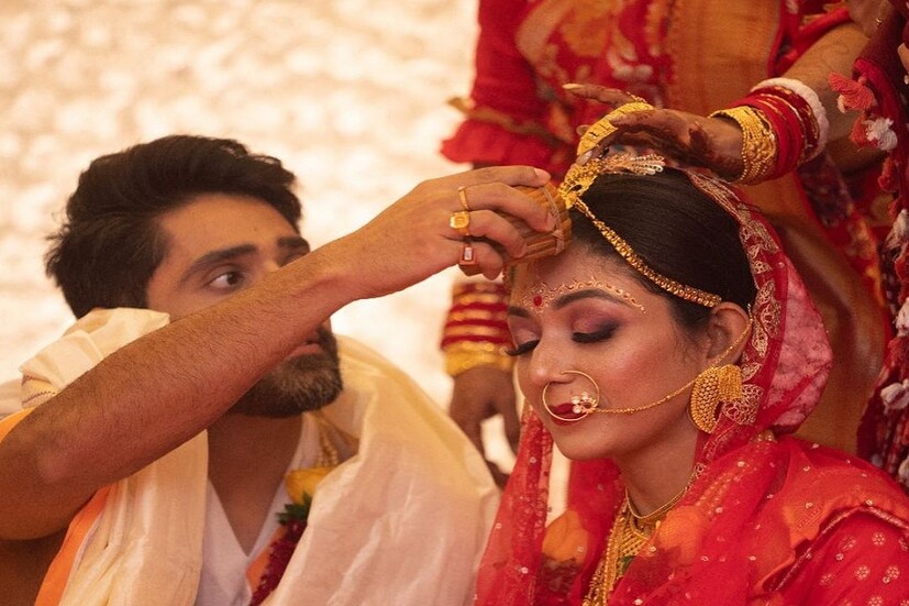 *দেবলীনা কুমার-গৌরব চট্টোপাধ্যায়: শুটিংয়ে সকাল থেকে রাত ব্যস্ত থাকবেন দেবলীনা এবং গৌরব দু'জনেই। তাই বিয়ের পরে প্রথম বর্ষবরণ হলেও, কোনও প্ল্যান নেই। গৌরব এবং দেবলীনার সাইকেল প্রেম এবং ফিটনেসের কথা কে না জানে! প্রায় প্রতিদিন দু'জনের সাইকেল নিয়ে বেরিয়ে পড়ার ছবি দেখা যায় সোশ্যাল মিডিয়ার পাতায়। নতুন বছরের উপহারেও দু'জন একে অপরকে দিয়েছেন 'সাইক্লিং জার্সি'। 