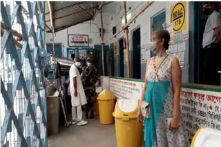 তৃণমূল প্রার্থী দেবাশিস কুমরকে বুথে ঢুকতে বাধা।