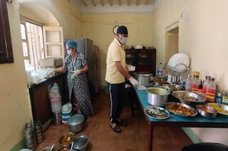 খাবার প্যাকিংইয়ের তোড়জোড় চলছে 'দোলার রান্নাঘর'-এ।   