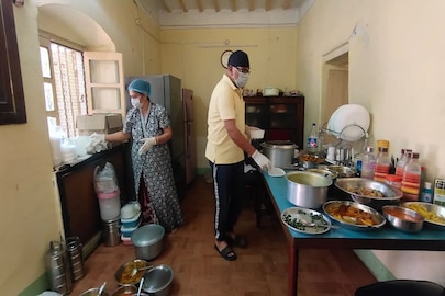 খাবার প্যাকিংইয়ের তোড়জোড় চলছে 'দোলার রান্নাঘর'-এ। খাবার প্যাকিংইয়ের তোড়জোড় চলছে 'দোলার রান্নাঘর'-এ।