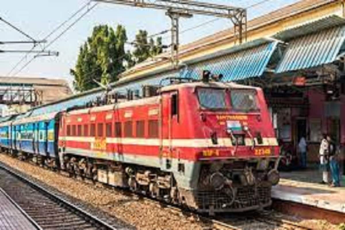 মহারাষ্ট্রের (Maharashtra) রাজধানী মুম্বইয়ে (Mumbai) করোনার ব্যাপক প্রভাব লক্ষ্য করা যাচ্ছে ৷ এই বিষয়টি লক্ষ্য রাখতেই বেশ কিছু স্টেশনের প্ল্যাটফর্ম টিকিট বন্ধ করা হয়েছে ৷ যে যে স্টেশনের প্ল্যাটফর্ম টিকিট বন্ধ করা হয়েছে সেই স্টেশনগুলি হল লোকমান্য তিলক টার্মিনাস, কল্যাণ, থাণে, দাদর, পনবেল, ছত্রপতি শিবাজী মহারাজ টার্মিনার্স ৷ সংসবাদ সংস্থা এএনআই সূত্রে খবর ৷ প্রতীকী ছবি ৷ মহারাষ্ট্রের (Maharashtra) রাজধানী মুম্বইয়ে (Mumbai) করোনার ব্যাপক প্রভাব লক্ষ্য করা যাচ্ছে ৷ এই বিষয়টি লক্ষ্য রাখতেই বেশ কিছু স্টেশনের প্ল্যাটফর্ম টিকিট বন্ধ করা হয়েছে ৷ যে যে স্টেশনের প্ল্যাটফর্ম টিকিট বন্ধ করা হয়েছে সেই স্টেশনগুলি হল লোকমান্য তিলক টার্মিনাস, কল্যাণ, থাণে, দাদর, পনবেল, ছত্রপতি শিবাজী মহারাজ টার্মিনার্স ৷ সংসবাদ সংস্থা এএনআই সূত্রে খবর ৷ প্রতীকী ছবি ৷