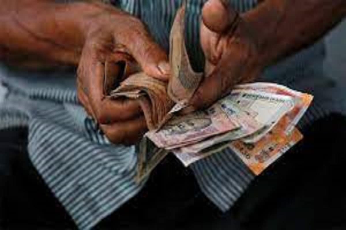 রিজার্ভ ব্যাঙ্কের (RBI) নির্দেশিকা অনুযায়ী যদি এটিএম থেকে ফাটা বা কাটা নোট (Torn or Dirty currency) বের হয় সেই টাকা বদলে ভাল টাকা নিতে পারেন ৷ ফাটা, কাটা বা নোংরা (Torn or Dirty currency) নোট সরকারি ব্যাঙ্ক বা বেসরকারি ব্যাঙ্ক বাধ্য ৷ প্রতীকী ছবি ৷ রিজার্ভ ব্যাঙ্কের (RBI) নির্দেশিকা অনুযায়ী যদি এটিএম থেকে ফাটা বা কাটা নোট (Torn or Dirty currency) বের হয় সেই টাকা বদলে ভাল টাকা নিতে পারেন ৷ ফাটা, কাটা বা নোংরা (Torn or Dirty currency) নোট সরকারি ব্যাঙ্ক বা বেসরকারি ব্যাঙ্ক বাধ্য ৷ প্রতীকী ছবি ৷