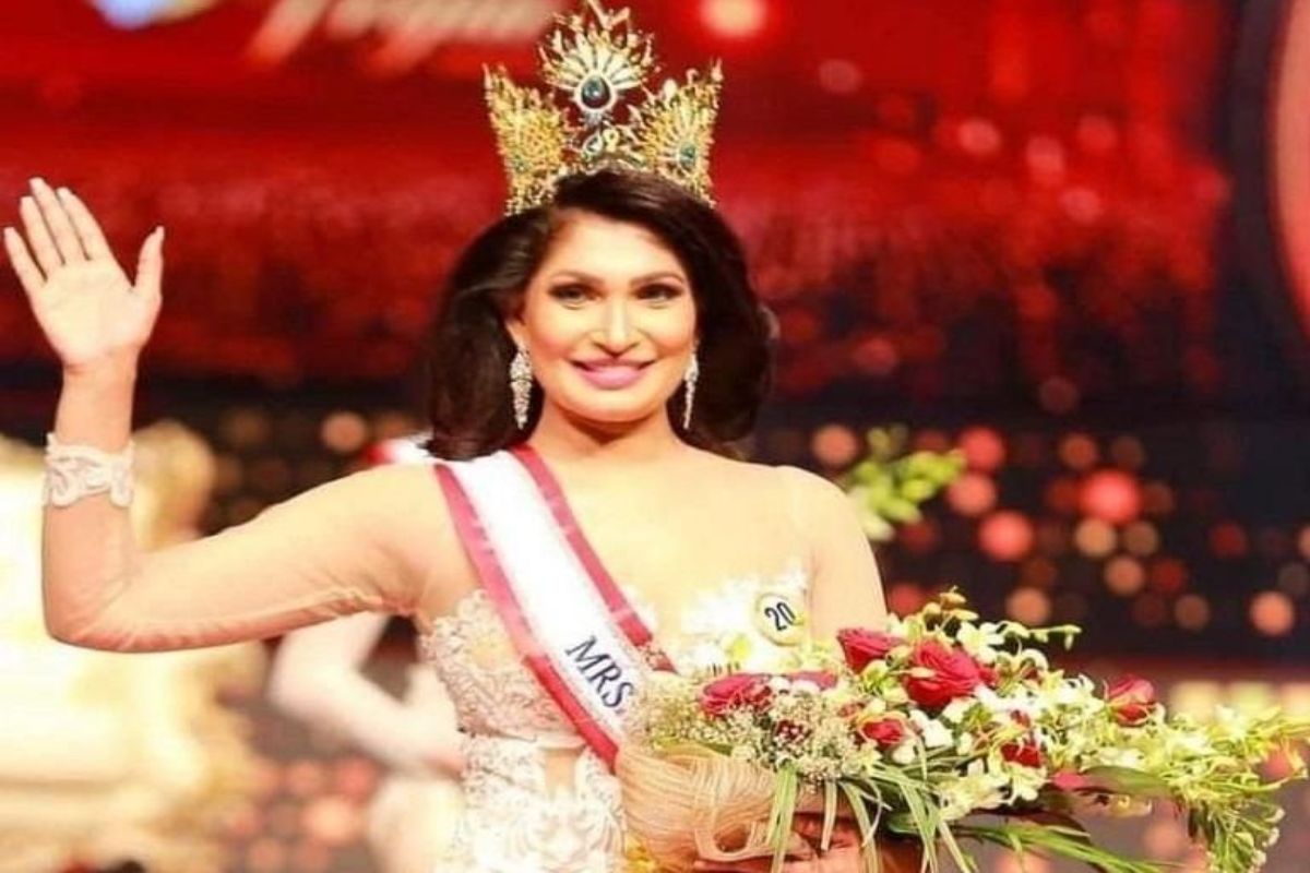 ডি সিলভা অবশ্য ততক্ষণাৎ জানান, তাঁর ডিভোর্স হয়নি। তবে, সেপারেশন চলছে। পরে মিসেস শ্রীলঙ্কার আয়োজকেরা নিশ্চিত হয়েছেন ডি সিলভা ‘ডিভোর্সি’ নন। তাঁর মুকুট ও পুরস্কারও ফিরিয়ে দেওয়া হয়েছে। মিসেস শ্রীলঙ্কা ওয়ার্ল্ডের জাতীয় পরিচালক চন্ডিমাল জয়াসিংহে মিডিয়াকে জানিয়েছেন, পুষ্পিকা ডি সিলভাকে মঙ্গলবার তাঁর প্রাপ্য মুকুট ফিরিয়ে দেওয়া হয়েছে। ডি সিলভা অবশ্য ততক্ষণাৎ জানান, তাঁর ডিভোর্স হয়নি। তবে, সেপারেশন চলছে। পরে মিসেস শ্রীলঙ্কার আয়োজকেরা নিশ্চিত হয়েছেন ডি সিলভা ‘ডিভোর্সি’ নন। তাঁর মুকুট ও পুরস্কারও ফিরিয়ে দেওয়া হয়েছে। মিসেস শ্রীলঙ্কা ওয়ার্ল্ডের জাতীয় পরিচালক চন্ডিমাল জয়াসিংহে মিডিয়াকে জানিয়েছেন, পুষ্পিকা ডি সিলভাকে মঙ্গলবার তাঁর প্রাপ্য মুকুট ফিরিয়ে দেওয়া হয়েছে।