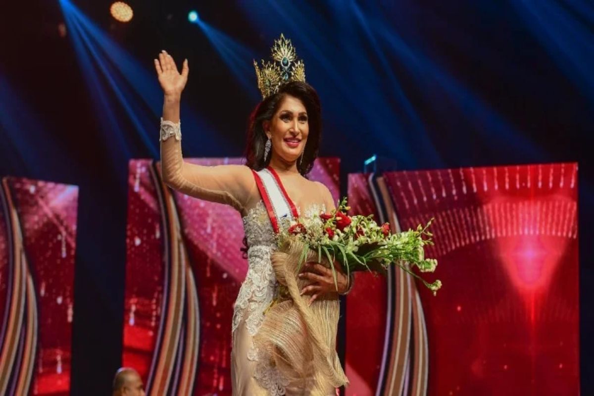 এমনই অভূতপূর্ব ঘটনা ঘটল শ্রীলঙ্কায়। ২০২১-এ দেশের 'মিসেস' সুন্দরী বাছাই মঞ্চে। বিজয়ীর নাম ঘোযণা হয়ে মাথায় মুকুট পরিয়ে দেওয়ার পর তা একপ্রকার ছিনিয়ে নেওয়া হল! পরানো হল ফার্স্ট রানার আপকে। তবে খানিক তর্ক-বিতর্কের পর সেই মুকুট ফের উঠল প্রথম বিজয়ীর মাথাতেই। এমনই অভূতপূর্ব ঘটনা ঘটল শ্রীলঙ্কায়। ২০২১-এ দেশের 'মিসেস' সুন্দরী বাছাই মঞ্চে। বিজয়ীর নাম ঘোযণা হয়ে মাথায় মুকুট পরিয়ে দেওয়ার পর তা একপ্রকার ছিনিয়ে নেওয়া হল! পরানো হল ফার্স্ট রানার আপকে। তবে খানিক তর্ক-বিতর্কের পর সেই মুকুট ফের উঠল প্রথম বিজয়ীর মাথাতেই।