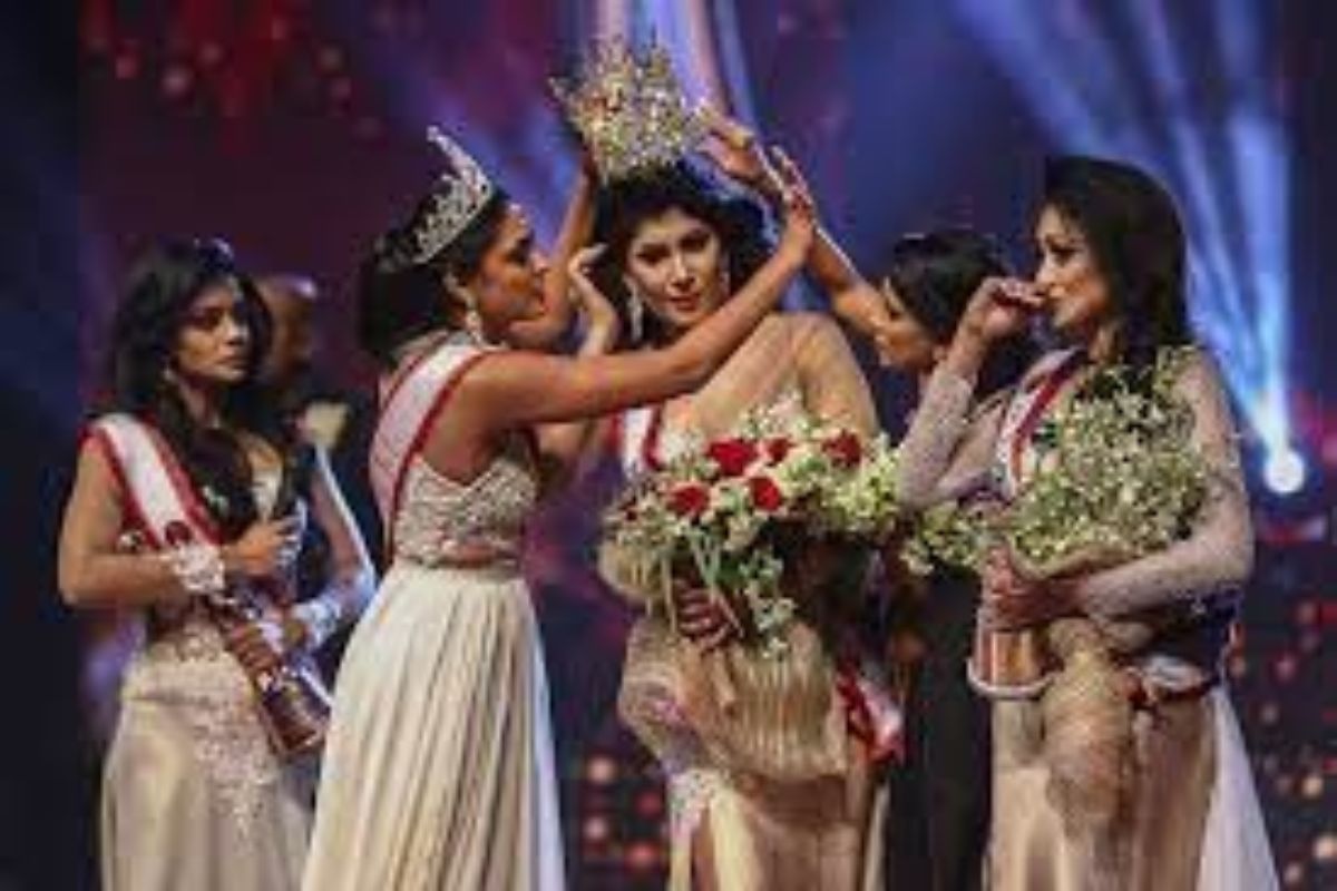 এক আন্তর্জাতিক সংবাদমাধ্যমের রিপোর্ট অনুযায়ী, ‘মিসেস শ্রীলঙ্কা’ ২০২১-র খেতাব জেতেন বিউটি কুইন পুষ্পিকা ডি সিলভা। পুষ্পিকাকে বিজয়ী ঘোষণার কয়েক মুহূর্ত পর ওই একই মঞ্চে উপস্থিত প্রাক্তন মিসেস শ্রীলঙ্কা ২০১৯ দাবি করেন, পুষ্পিকা পুরস্কার পাওয়ার অযোগ্য। কারণ, তাঁর বিবাহ বিচ্ছেদ হয়েছে। নাটকীয় মুহূর্তকে আরও খানিকটা উস্কে দিয়ে তিনি একপ্রকার ছিনিয়ে নেন ডি সিলভার মাথার মুকুট! পরিয়ে দেন ফার্স্ট রানার আপ-কে। এক আন্তর্জাতিক সংবাদমাধ্যমের রিপোর্ট অনুযায়ী, ‘মিসেস শ্রীলঙ্কা’ ২০২১-র খেতাব জেতেন বিউটি কুইন পুষ্পিকা ডি সিলভা। পুষ্পিকাকে বিজয়ী ঘোষণার কয়েক মুহূর্ত পর ওই একই মঞ্চে উপস্থিত প্রাক্তন মিসেস শ্রীলঙ্কা ২০১৯ দাবি করেন, পুষ্পিকা পুরস্কার পাওয়ার অযোগ্য। কারণ, তাঁর বিবাহ বিচ্ছেদ হয়েছে। নাটকীয় মুহূর্তকে আরও খানিকটা উস্কে দিয়ে তিনি একপ্রকার ছিনিয়ে নেন ডি সিলভার মাথার মুকুট! পরিয়ে দেন ফার্স্ট রানার আপ-কে।
