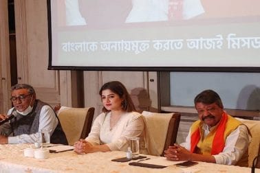 বিজেপির তারকা প্রার্থী শ্রাবন্তী চট্টোপাধ্যায়। বিজেপির হয়ে তিনি বেহালা পশ্চিম বিধানসভা কেন্দ্র থেকে দাঁড়িয়েছেন। জনসমর্থন পাওয়ার জন্য পর্দার এই নায়িকা পরিশ্রমে কোনও ফাঁক রাখছেন না। নির্বাচন কমিশনের কাছে তিনি যে হলফনামা জমা দিয়েছেন তাতে ৪ কোটি টাকার সম্পত্তির উল্লেখ করেছেন তিনি। নির্বাচন কমিশনকে দেওয়া হলফনামায় শ্রাবন্তীর দাবি, এই মুহূর্তে শ্রাবন্তীর হাতে নগদ রয়েছে ১ লাখ টাকা। আর এইচডিএফসি-র দু'টি শাখা মিলিয়ে ব্যাঙ্কে রয়েছে যথাক্রমে ১ কোটি ১০ লাখ ৬১ হাজার ৫৫১ টাকা এবং ৫০ হাজার টাকা। বিজেপির তারকা প্রার্থী শ্রাবন্তী চট্টোপাধ্যায়। বিজেপির হয়ে তিনি বেহালা পশ্চিম বিধানসভা কেন্দ্র থেকে দাঁড়িয়েছেন। জনসমর্থন পাওয়ার জন্য পর্দার এই নায়িকা পরিশ্রমে কোনও ফাঁক রাখছেন না। নির্বাচন কমিশনের কাছে তিনি যে হলফনামা জমা দিয়েছেন তাতে ৪ কোটি টাকার সম্পত্তির উল্লেখ করেছেন তিনি। নির্বাচন কমিশনকে দেওয়া হলফনামায় শ্রাবন্তীর দাবি, এই মুহূর্তে শ্রাবন্তীর হাতে নগদ রয়েছে ১ লাখ টাকা। আর এইচডিএফসি-র দু'টি শাখা মিলিয়ে ব্যাঙ্কে রয়েছে যথাক্রমে ১ কোটি ১০ লাখ ৬১ হাজার ৫৫১ টাকা এবং ৫০ হাজার টাকা।