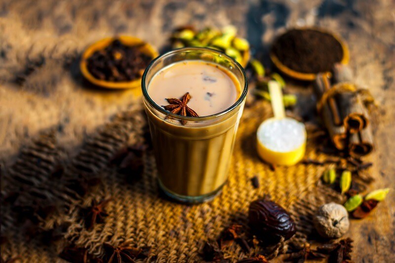 • মশলা চা: এই ইমিউনিটি বুস্টারটির উপাদানগুলি বাঙালির রান্নাঘরে সহজেই পাওয়া যায়। যেমন আদা, দারচিনি, গোলমরিচ, লবঙ্গ, এলাচ, তুলসী পাতা ও মধুর সহযোগে পরিমাণ মত জলে ৩০ মিনিট ধরে ফোটাতে হবে। এই পানীয়ে অ্যান্টিব্যাকটিরিয়াল এবং অ্যান্টিভাইরাল বৈশিষ্ট্য রয়েছে, যা রোগ প্রতিরোধের ক্ষমতাকে দ্বিগুণ করে তলে। • মশলা চা: এই ইমিউনিটি বুস্টারটির উপাদানগুলি বাঙালির রান্নাঘরে সহজেই পাওয়া যায়। যেমন আদা, দারচিনি, গোলমরিচ, লবঙ্গ, এলাচ, তুলসী পাতা ও মধুর সহযোগে পরিমাণ মত জলে ৩০ মিনিট ধরে ফোটাতে হবে। এই পানীয়ে অ্যান্টিব্যাকটিরিয়াল এবং অ্যান্টিভাইরাল বৈশিষ্ট্য রয়েছে, যা রোগ প্রতিরোধের ক্ষমতাকে দ্বিগুণ করে তলে।
