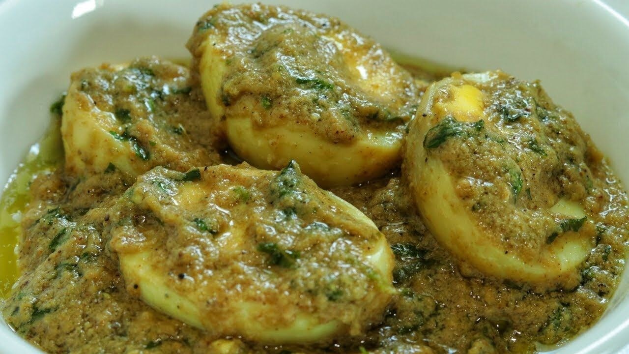 ডিমের মালাইকারি - সেদ্ধ ডিমগুলিতে হলুদ গুঁড়ো মাখিয়ে এবং লালচে রঙ করে ভাজতে হবে। তেজ পাতা ও গোটা মশলা তেলের মধ্যে দিয়ে গরম করে নিতে হবে। পেঁয়াজ কুঁচি, আদা ও রসুন বাটা, টমেটো, কাঁচা লঙ্কা, জিরে এবং ধনে গুঁড়ো এর মধ্যে দিতে হবে। এর পর এর মধ্যে জল, নারকেল দুধ এবং ডিমগুলি দিয়ে দিতে হবে। পাঁচ মিনিট রান্না করতে হবে এবং বাড়তি স্বাদ আনতে উপরে একটু গোলাপ জল ছিটিয়ে দেওয়া যেতে পারে। ডিমের মালাইকারি - সেদ্ধ ডিমগুলিতে হলুদ গুঁড়ো মাখিয়ে এবং লালচে রঙ করে ভাজতে হবে। তেজ পাতা ও গোটা মশলা তেলের মধ্যে দিয়ে গরম করে নিতে হবে। পেঁয়াজ কুঁচি, আদা ও রসুন বাটা, টমেটো, কাঁচা লঙ্কা, জিরে এবং ধনে গুঁড়ো এর মধ্যে দিতে হবে। এর পর এর মধ্যে জল, নারকেল দুধ এবং ডিমগুলি দিয়ে দিতে হবে। পাঁচ মিনিট রান্না করতে হবে এবং বাড়তি স্বাদ আনতে উপরে একটু গোলাপ জল ছিটিয়ে দেওয়া যেতে পারে।
