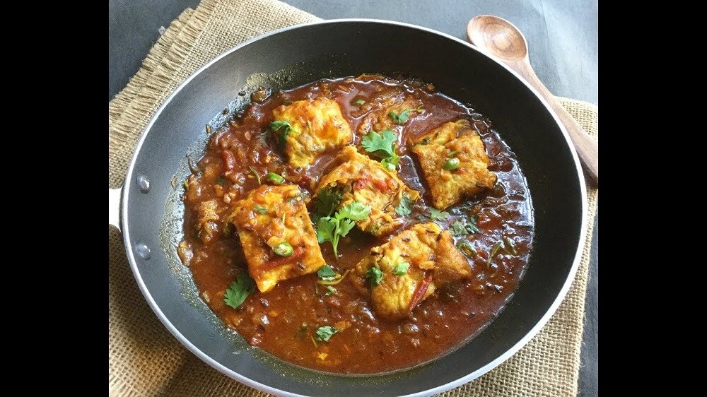 ডিমের ওমলেটের কারি - পেঁয়াজ ও লঙ্কা কুচি দিয়ে ওমলেটগুলি তৈরি করে সেগুলি টুকরো টুকরো করে কেটে নিন। উপরে উল্লিখিত ডিমের কারির রেসিপি মেনে এটাও একইভাবে রাঁধতে হবে।তবে এটি আরও পাঁচ মিনিট বেশি রান্না করতে হবে যাতে ওমলেটগুলি কারির মধ্যে মিশে যায়। ডিমের ওমলেটের কারি - পেঁয়াজ ও লঙ্কা কুচি দিয়ে ওমলেটগুলি তৈরি করে সেগুলি টুকরো টুকরো করে কেটে নিন। উপরে উল্লিখিত ডিমের কারির রেসিপি মেনে এটাও একইভাবে রাঁধতে হবে।তবে এটি আরও পাঁচ মিনিট বেশি রান্না করতে হবে যাতে ওমলেটগুলি কারির মধ্যে মিশে যায়।
