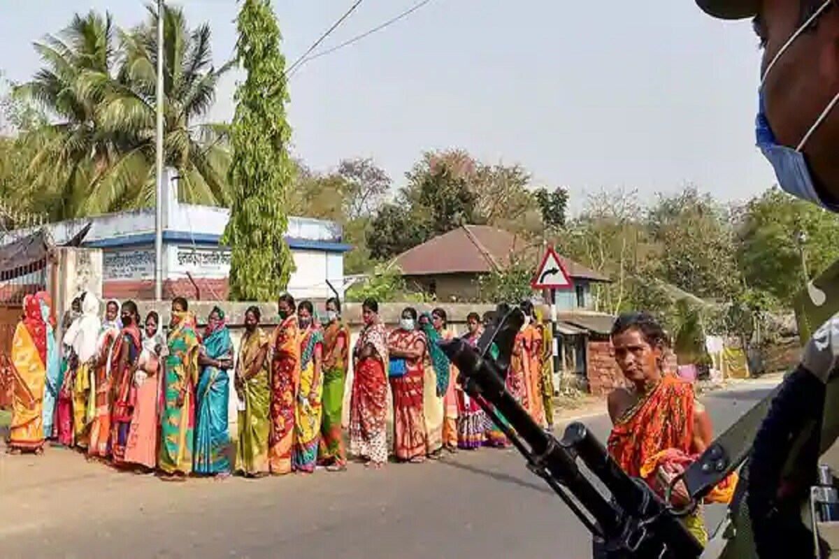 অশান্তি-দাবি-পালটা দাবির মধ্যেই শুরু হয়ে গিয়েছে নবান্ন দখলের লড়াই। এরই মধ্যে দুদফার ভোট সম্পন্ন হয়ে গেছে। মঙ্গলবার, ৬ এপ্রিল রাজ্য বিধানসভা নির্বাচনের তৃতীয় দফায় হাড্ডাহাড্ডি লড়াই। হাওড়া, হুগলি এবং দক্ষিণ ২৪ পরগণার ৩১টি আসনে হবে প্রার্থীদের হাড্ডাহাড্ডি লড়াই। এবার তৃতীয় দফার ভোটে মোট ভোটার ৭৮৫২৪২৫ জন, তার মধ্যে পুরুষ ভোটার ৩৯৯৩২৮০, মহিলা ভোটার ৩৮৫৮৯০২ জন, আর তৃতীয় লিঙ্গের ভোটার রয়েছেন ২৪৩ জন। অশান্তি-দাবি-পালটা দাবির মধ্যেই শুরু হয়ে গিয়েছে নবান্ন দখলের লড়াই। এরই মধ্যে দুদফার ভোট সম্পন্ন হয়ে গেছে। মঙ্গলবার, ৬ এপ্রিল রাজ্য বিধানসভা নির্বাচনের তৃতীয় দফায় হাড্ডাহাড্ডি লড়াই। হাওড়া, হুগলি এবং দক্ষিণ ২৪ পরগণার ৩১টি আসনে হবে প্রার্থীদের হাড্ডাহাড্ডি লড়াই। এবার তৃতীয় দফার ভোটে মোট ভোটার ৭৮৫২৪২৫ জন, তার মধ্যে পুরুষ ভোটার ৩৯৯৩২৮০, মহিলা ভোটার ৩৮৫৮৯০২ জন, আর তৃতীয় লিঙ্গের ভোটার রয়েছেন ২৪৩ জন।