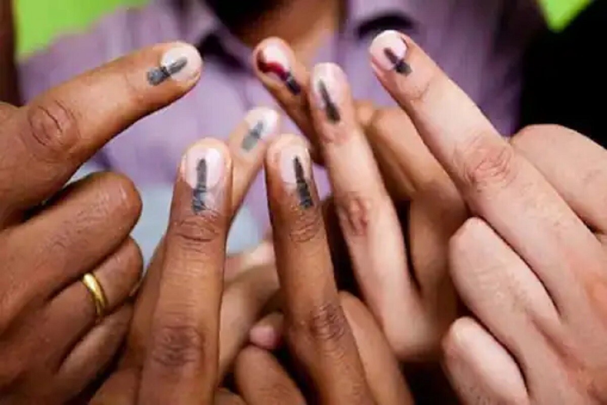 হাওড়ায় এই দফায় ভোট হবে শ্যামপুর, বাগনান, আমতা, উদয়নারায়ণপুর, জগৎবল্লভপুর, উলুবেড়িয়া উত্তর এবং উলুবেড়িয়া দক্ষিণ আসনে। হাওড়ায় এই দফায় ভোট হবে শ্যামপুর, বাগনান, আমতা, উদয়নারায়ণপুর, জগৎবল্লভপুর, উলুবেড়িয়া উত্তর এবং উলুবেড়িয়া দক্ষিণ আসনে।