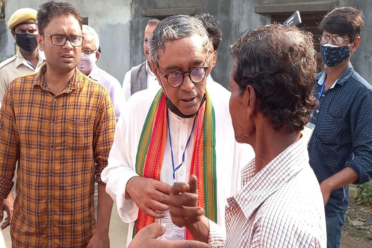 ভোটকে কেন্দ্র করে দিনভর উত্তপ্ত রইল হুগলির তারকেশ্বর। আক্রান্ত হলেন বিজেপি প্রার্থী স্বপন দাশগুপ্তের পোলিং এজেন্ট। তৃণমূলের বিরুদ্ধে হামলার অভিযোগ। পোলিং এজেন্টের মাথা ফাটিয়ে দেওয়া হয়েছে বলে অভিযোগ উঠেছে। বিক্ষোভের মুখে পড়েছেন স্বপন দাশগুপ্ত নিজেও। ভোটকে কেন্দ্র করে দিনভর উত্তপ্ত রইল হুগলির তারকেশ্বর। আক্রান্ত হলেন বিজেপি প্রার্থী স্বপন দাশগুপ্তের পোলিং এজেন্ট। তৃণমূলের বিরুদ্ধে হামলার অভিযোগ। পোলিং এজেন্টের মাথা ফাটিয়ে দেওয়া হয়েছে বলে অভিযোগ উঠেছে। বিক্ষোভের মুখে পড়েছেন স্বপন দাশগুপ্ত নিজেও।