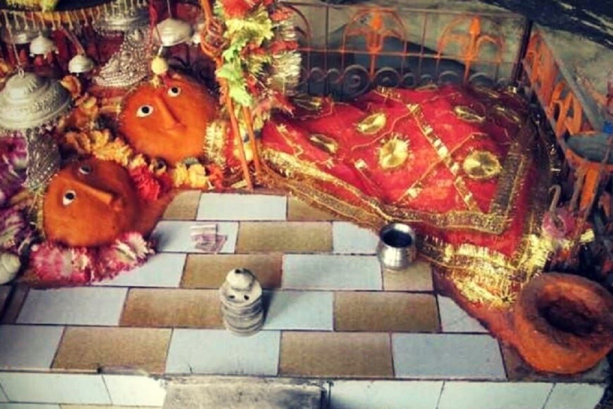 •চৈত্র নবরাত্রির উদযাপন হচ্ছে। দেবী মাতৃকে সমস্ত রূপে সাজানো এবং পূজা করা হচ্ছে। আজ থেকে, নয় দিন ধরে, দেবীর উপাসনা, উপবাস এবং অন্যান্য ধর্মীয় অনুষ্ঠানের নয়টি রূপ রয়েছে। এ উপলক্ষে শক্তিপীঠে ভক্তদের ভিড়ও রয়েছে। তবে এবার করোনাকালেও ভক্তরা মন্দিরে যাচ্ছেন। এই উপলক্ষ্যে, জেনে নিন এক বিশেষ শক্তিপীঠ সম্বন্ধে। দেবীর এই শক্তিপীঠ ভারতে নয়,পাকিস্তানে! এটি পাকিস্তানের বেলুচিস্তানে অবস্থিত হিংলাজ মাতার মন্দির। একে হিংলাজ ভবানী মন্দিরও বলা হয়। কথিত আছে যে এই মন্দিরটি ২হাজার বছরেরও বেশি পুরানো। •চৈত্র নবরাত্রির উদযাপন হচ্ছে। দেবী মাতৃকে সমস্ত রূপে সাজানো এবং পূজা করা হচ্ছে। আজ থেকে, নয় দিন ধরে, দেবীর উপাসনা, উপবাস এবং অন্যান্য ধর্মীয় অনুষ্ঠানের নয়টি রূপ রয়েছে। এ উপলক্ষে শক্তিপীঠে ভক্তদের ভিড়ও রয়েছে। তবে এবার করোনাকালেও ভক্তরা মন্দিরে যাচ্ছেন। এই উপলক্ষ্যে, জেনে নিন এক বিশেষ শক্তিপীঠ সম্বন্ধে। দেবীর এই শক্তিপীঠ ভারতে নয়,পাকিস্তানে! এটি পাকিস্তানের বেলুচিস্তানে অবস্থিত হিংলাজ মাতার মন্দির। একে হিংলাজ ভবানী মন্দিরও বলা হয়। কথিত আছে যে এই মন্দিরটি ২হাজার বছরেরও বেশি পুরানো।