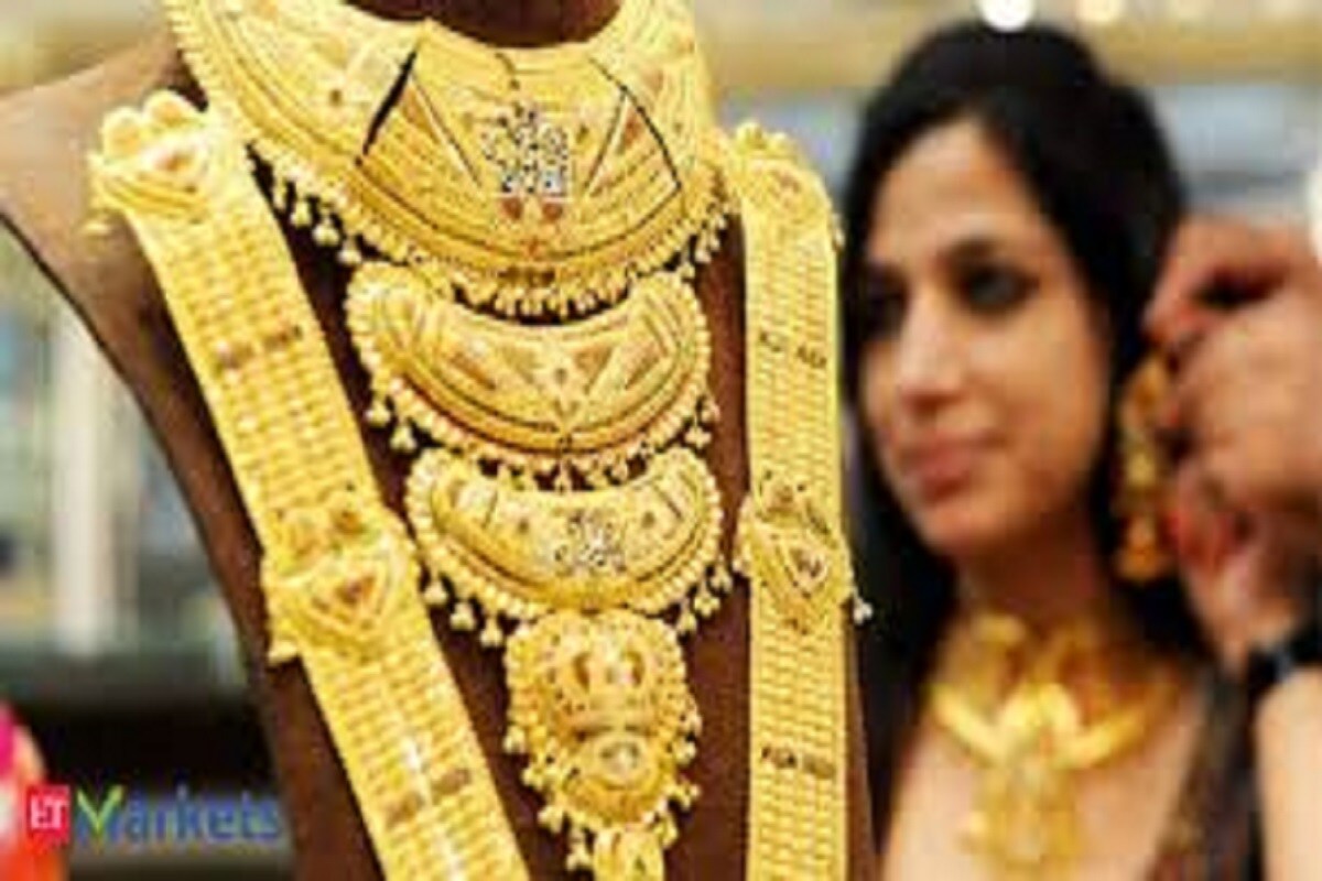 সোনার দাম (Gold Price) কমাতে কিছুটা স্বস্তিতে সাধারণ মানুষ ৷ প্রিয় ধাতুর দাম কমাতে কিছুটা হলেও সোনা কেনার আগ্রহ বাড়তে পারে ৷ প্রতীকী ছবি ৷ সোনার দাম (Gold Price) কমাতে কিছুটা স্বস্তিতে সাধারণ মানুষ ৷ প্রিয় ধাতুর দাম কমাতে কিছুটা হলেও সোনা কেনার আগ্রহ বাড়তে পারে ৷ প্রতীকী ছবি ৷