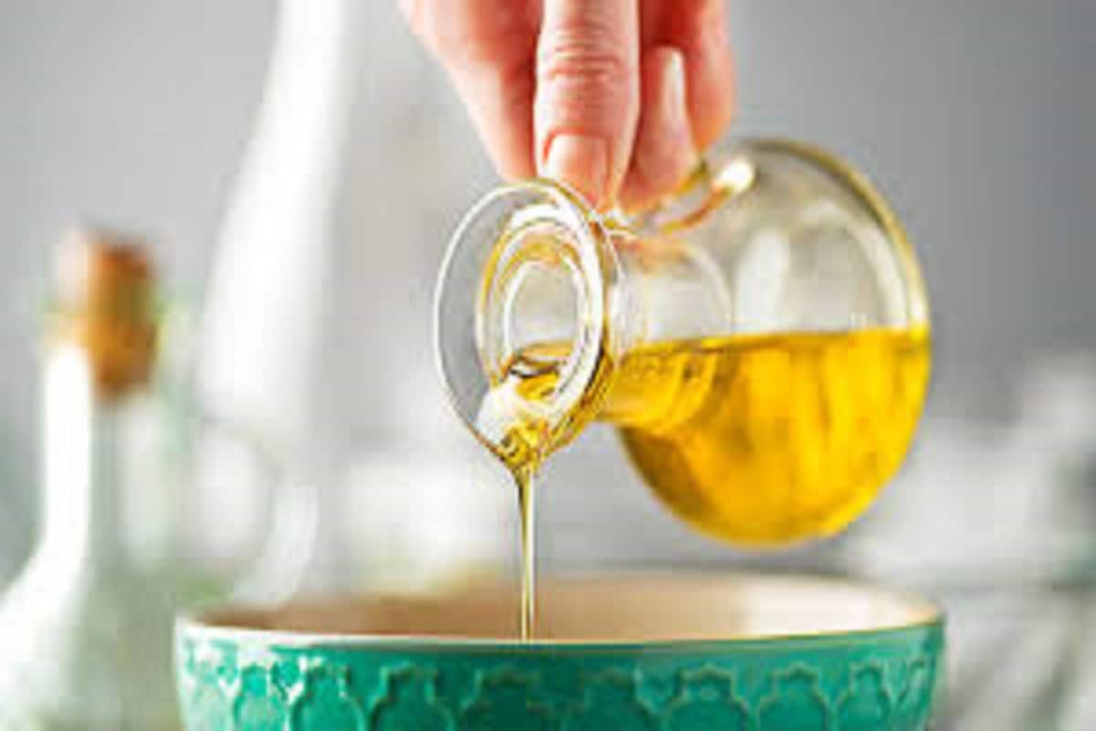ভোজ্য তেলের (Edible Oil) দাম আকাশ ছুঁয়েছে ৷ সয়াবিন তেলের দাম লিটার পিছু ১৫০ টাকারও বেশি হয়েছে ৷ যেখানে সেপ্টেম্বর ২০২০ সালে এক লিটার সয়াবিন তেলের দাম ছিল ১০০ থেকে ১১০ টাকা সেখানে এতটা বৃদ্ধি ৷ প্রতীকী ছবি ৷ ভোজ্য তেলের (Edible Oil) দাম আকাশ ছুঁয়েছে ৷ সয়াবিন তেলের দাম লিটার পিছু ১৫০ টাকারও বেশি হয়েছে ৷ যেখানে সেপ্টেম্বর ২০২০ সালে এক লিটার সয়াবিন তেলের দাম ছিল ১০০ থেকে ১১০ টাকা সেখানে এতটা বৃদ্ধি ৷ প্রতীকী ছবি ৷