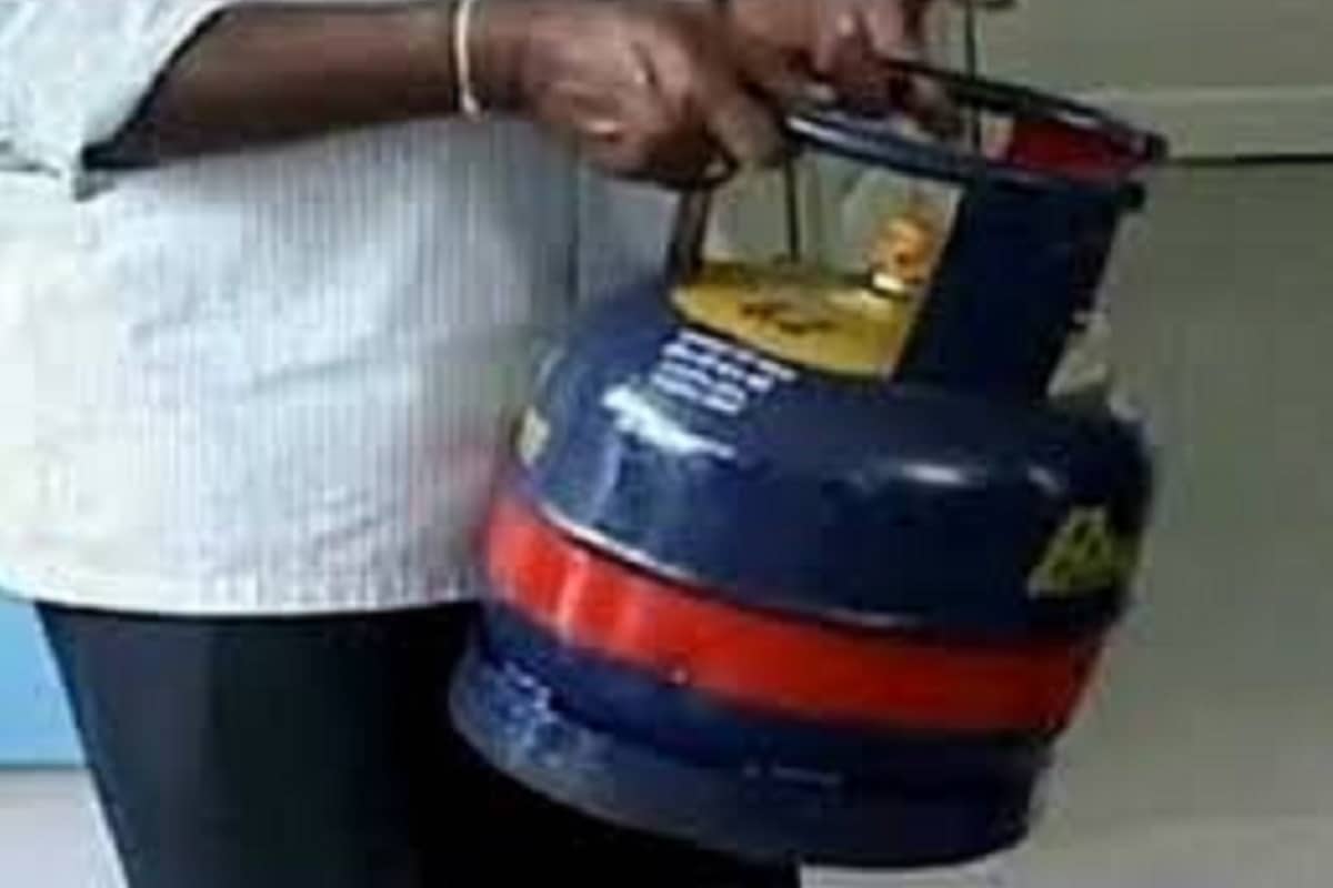 ইন্ডিয়ান অয়েলের (Indian Oil Corporation) পক্ষ থেকে বড় সিদ্ধান্ত গ্রাহকদের জন্য ৷ অপেক্ষার দিন শেষ এবার গ্যাস আবেদন করে হাতেহাতে রান্নার গ্যাসের সিলিন্ডার বাড়িতে নিয়ে যাওয়ার দুরন্ত সুবিধা ৷ প্রতীকী ছবি ৷ ইন্ডিয়ান অয়েলের (Indian Oil Corporation) পক্ষ থেকে বড় সিদ্ধান্ত গ্রাহকদের জন্য ৷ অপেক্ষার দিন শেষ এবার গ্যাস আবেদন করে হাতেহাতে রান্নার গ্যাসের সিলিন্ডার বাড়িতে নিয়ে যাওয়ার দুরন্ত সুবিধা ৷ প্রতীকী ছবি ৷