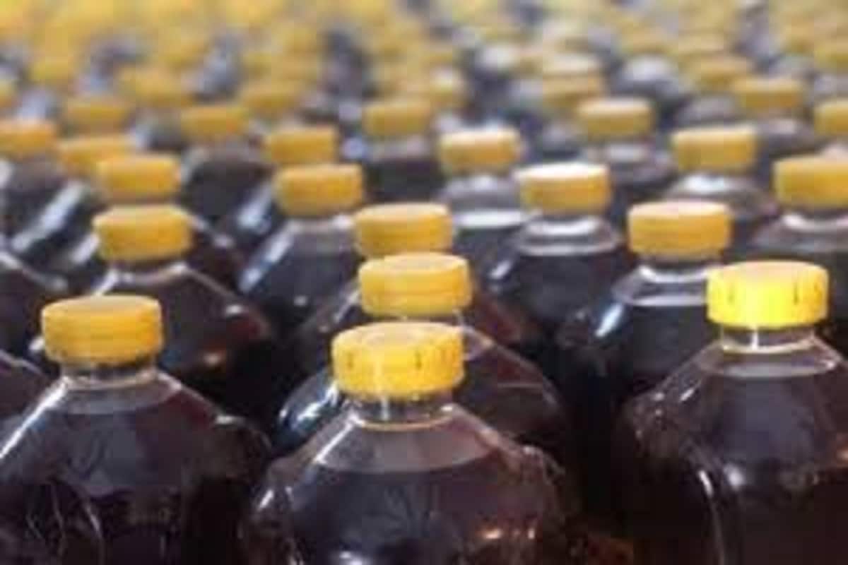 বিশেষত কবেই সরষের তেলের (Mustard Oil) দাম ১৫০ টাকা কিলো প্রতি ছাড়িয়েছে ৷ নিত্য্য প্রয়োজনীয় সামগ্রীর দাম কম করতে কেন্দ্রের প্রয়াসে এখনও পর্যন্ত কোনও ফল পাওয়া যায়নি ৷ প্রতীকী ছবি ৷ বিশেষত কবেই সরষের তেলের (Mustard Oil) দাম ১৫০ টাকা কিলো প্রতি ছাড়িয়েছে ৷ নিত্য্য প্রয়োজনীয় সামগ্রীর দাম কম করতে কেন্দ্রের প্রয়াসে এখনও পর্যন্ত কোনও ফল পাওয়া যায়নি ৷ প্রতীকী ছবি ৷
