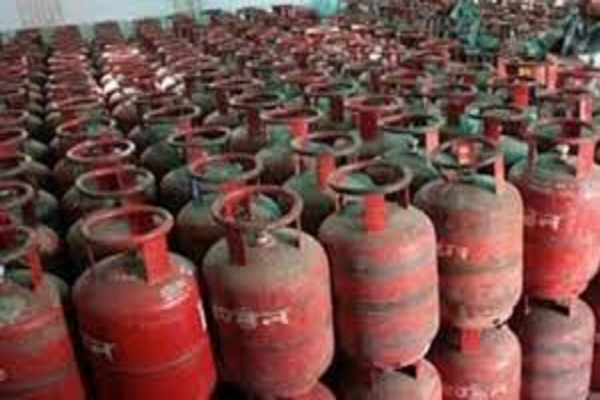 সাধারণত ১৪.২ কেজির রান্নার গ্যাসের সিলিন্ডার (LPG Cylinder) কিনতে প্রথমে আবেদনপত্র জমা দিতে হয় প্রয়োজনীয় নথি ও টাকা জমা দেওয়ার পরে বেশ কিছুদিন অপেক্ষা করতে হয় ৷ প্রতীকী ছবি ৷ সাধারণত ১৪.২ কেজির রান্নার গ্যাসের সিলিন্ডার (LPG Cylinder) কিনতে প্রথমে আবেদনপত্র জমা দিতে হয় প্রয়োজনীয় নথি ও টাকা জমা দেওয়ার পরে বেশ কিছুদিন অপেক্ষা করতে হয় ৷ প্রতীকী ছবি ৷
