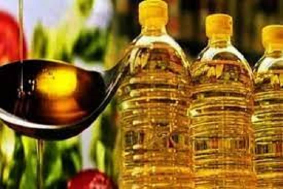 সূত্রের খবর বিগত এক বছরে ভোজ্য তেলের (Edible Oil) দাম লাফিয়ে লাফিয়ে ভারী (Hiked) দাম বেড়েছে ৷ সমস্ত রকমের ভোজ্য তেলের দাম ৯৫ শতাংশ বেড়েছে ৷ এখনও পর্যন্ত সয়াবীনের ৪০ শতাংশ দাম বেড়েছে কেননা চিনে প্রবল ভাবেই এই তেলের চাহিদা বেড়ে চলেছে ৷ প্রতীকী ছবি ৷ সূত্রের খবর বিগত এক বছরে ভোজ্য তেলের (Edible Oil) দাম লাফিয়ে লাফিয়ে ভারী (Hiked) দাম বেড়েছে ৷ সমস্ত রকমের ভোজ্য তেলের দাম ৯৫ শতাংশ বেড়েছে ৷ এখনও পর্যন্ত সয়াবীনের ৪০ শতাংশ দাম বেড়েছে কেননা চিনে প্রবল ভাবেই এই তেলের চাহিদা বেড়ে চলেছে ৷ প্রতীকী ছবি ৷