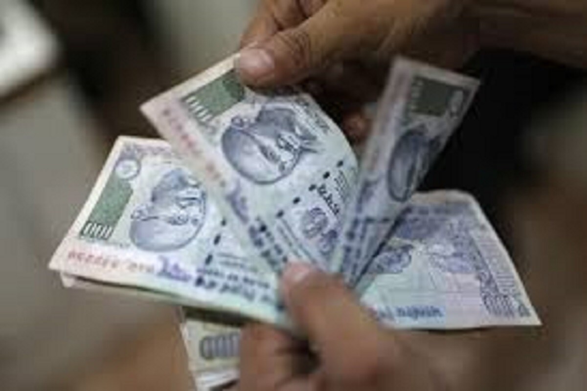 এপ্রিল ২০১৭ (April 2017) সালে রিজার্ভ ব্যাঙ্কের (Reserve Bank Of India) নির্দেশিকায় জানানো হয়েছিল প্রতিটি ব্যাঙ্কের শাখায় কাটা বা ফাটা নোট অস্বীকার না করে বদলাতে বাধ্য ৷ খারাপ টাকা ব্যাঙ্কের (Banks) থেকে বদলানোটা অত্যন্ত সহজ ৷ যদি কোনও ব্যাঙ্ক দীর্ঘ সময় ধরে নোট বদলে দেওয়ার জন্য অপেক্ষা করায় সেক্ষেত্রে পুলিশে অভিযোগ করা যেতে পারে ৷ এমন করলে সেই ব্যাঙ্কের বিরুদ্ধে ১০,০০০ টাকার জরিমানা করা হতে পারে ৷ প্রতীকী ছবি ৷ এপ্রিল ২০১৭ (April 2017) সালে রিজার্ভ ব্যাঙ্কের (Reserve Bank Of India) নির্দেশিকায় জানানো হয়েছিল প্রতিটি ব্যাঙ্কের শাখায় কাটা বা ফাটা নোট অস্বীকার না করে বদলাতে বাধ্য ৷ খারাপ টাকা ব্যাঙ্কের (Banks) থেকে বদলানোটা অত্যন্ত সহজ ৷ যদি কোনও ব্যাঙ্ক দীর্ঘ সময় ধরে নোট বদলে দেওয়ার জন্য অপেক্ষা করায় সেক্ষেত্রে পুলিশে অভিযোগ করা যেতে পারে ৷ এমন করলে সেই ব্যাঙ্কের বিরুদ্ধে ১০,০০০ টাকার জরিমানা করা হতে পারে ৷ প্রতীকী ছবি ৷