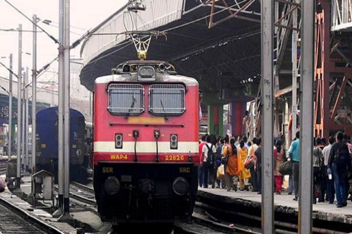 যাত্রীদের কী করে আরও উন্নত পরিষেবা প্রদান করা যায় সব সময়েই সেই প্রয়াস ভারতীয় রেলের, যেমন ট্রেনের সংখ্যা বৃদ্ধি থেকে শুরু করে উন্নত যাত্রী পরিষেবার সঙ্গে যথাযথ নিরাপত্তা ৷ প্রতীকী ছবি ৷ যাত্রীদের কী করে আরও উন্নত পরিষেবা প্রদান করা যায় সব সময়েই সেই প্রয়াস ভারতীয় রেলের, যেমন ট্রেনের সংখ্যা বৃদ্ধি থেকে শুরু করে উন্নত যাত্রী পরিষেবার সঙ্গে যথাযথ নিরাপত্তা ৷ প্রতীকী ছবি ৷