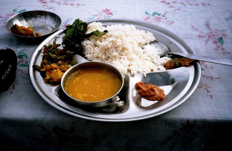 লাঞ্চ- আধবাটি ভাত বা ১টা রুটি। সঙ্গে ১বাটি ডাল, ইচ্ছেমতো সবজি। মাছ অথবা চিকেন ৭০ গ্রাম। নিরামিষ খেতে চাইলে সয়াবিন ২০ গ্রাম কিংবা লো-ফ্যাট পনির ৪০ গ্রাম। সঙ্গে মাঝারি ১বাটি সালাড। লাঞ্চ- আধবাটি ভাত বা ১টা রুটি। সঙ্গে ১বাটি ডাল, ইচ্ছেমতো সবজি। মাছ অথবা চিকেন ৭০ গ্রাম। নিরামিষ খেতে চাইলে সয়াবিন ২০ গ্রাম কিংবা লো-ফ্যাট পনির ৪০ গ্রাম। সঙ্গে মাঝারি ১বাটি সালাড।
