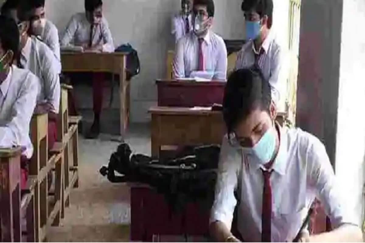*দেশের করোনা পরিস্থিতি (Coronavirus) ক্রমেই খারাপ হতে থাকায় একসঙ্গে সমস্ত পড়ুয়াদের নিয়ে পরীক্ষা নেওয়া সম্ভব নয়, ফলে পরীক্ষা আপাতত স্থগিত করার সিদ্ধান্ত নিয়েছে কেন্দ্রীয় শিক্ষা মন্ত্রক। সংগৃহীত ছবি। *দেশের করোনা পরিস্থিতি (Coronavirus) ক্রমেই খারাপ হতে থাকায় একসঙ্গে সমস্ত পড়ুয়াদের নিয়ে পরীক্ষা নেওয়া সম্ভব নয়, ফলে পরীক্ষা আপাতত স্থগিত করার সিদ্ধান্ত নিয়েছে কেন্দ্রীয় শিক্ষা মন্ত্রক। সংগৃহীত ছবি।