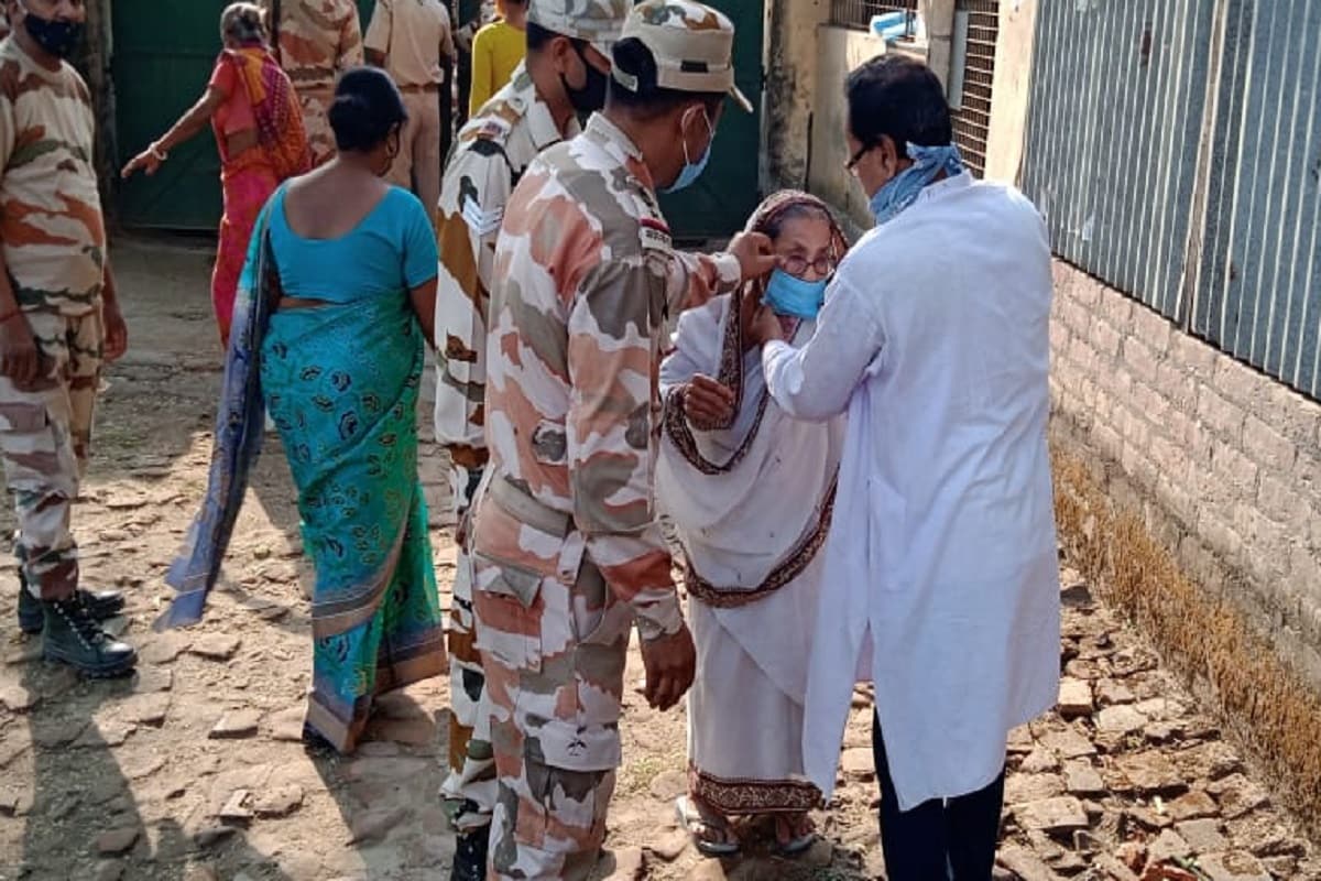 এদিকে, পূর্ব বর্ধমানের বড় নীলপুরে তৃণমূল-বিজেপি সংঘর্ষের খবর মিলেছে।দুই পক্ষের মধ্যে ব্যাপক ইটবৃষ্টি হয় ও মারধর চলে দু'তরফে। কেন্দ্রীয় বাহিনী গিয়ে পরিস্থিতি সামাল দেয়। কয়েকজনকে গ্রেফতারও করা হয়েছে। এদিকে, পূর্ব বর্ধমানের বড় নীলপুরে তৃণমূল-বিজেপি সংঘর্ষের খবর মিলেছে।দুই পক্ষের মধ্যে ব্যাপক ইটবৃষ্টি হয় ও মারধর চলে দু'তরফে। কেন্দ্রীয় বাহিনী গিয়ে পরিস্থিতি সামাল দেয়। কয়েকজনকে গ্রেফতারও করা হয়েছে।