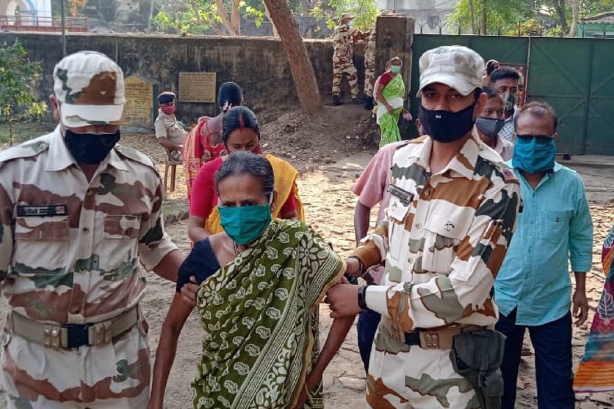 আবার সল্টলেকের নয়াপট্টিতে বিজেপি প্রার্থী সব্যসাচী দত্তকে ঘিরে বিক্ষোভ দেখানোর ঘটনা ঘটেছে। তাঁর বিরুদ্ধে ভোটারদের ভয় দেখানোর অভিযোগ তুলেছে তৃণমূল। যদিও সব্যসাচী দত্তের পাল্টা অভিযোগ, তৃণমূলের পায়ের তলায় মাটি সরে গেছে, তাই এই ধরনের ভিত্তিহীন অভিযোগ করছে। আবার সল্টলেকের নয়াপট্টিতে বিজেপি প্রার্থী সব্যসাচী দত্তকে ঘিরে বিক্ষোভ দেখানোর ঘটনা ঘটেছে। তাঁর বিরুদ্ধে ভোটারদের ভয় দেখানোর অভিযোগ তুলেছে তৃণমূল। যদিও সব্যসাচী দত্তের পাল্টা অভিযোগ, তৃণমূলের পায়ের তলায় মাটি সরে গেছে, তাই এই ধরনের ভিত্তিহীন অভিযোগ করছে।