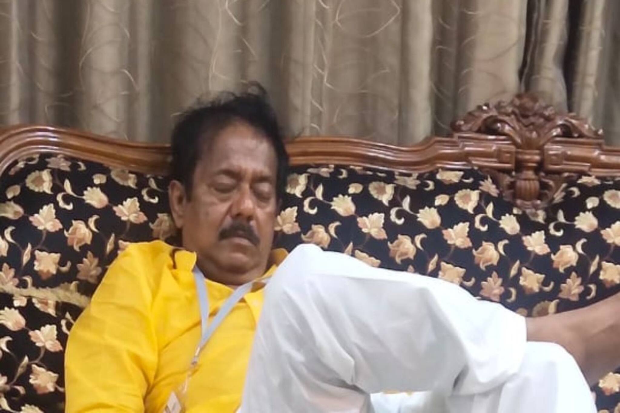 দাবাং মুডে ছুটলেন বুথে, কখনও ফোনেই নিলেন খোঁজ, ভোট শেষের আগেই একি করলেন জ্যোতিপ্রিয়?