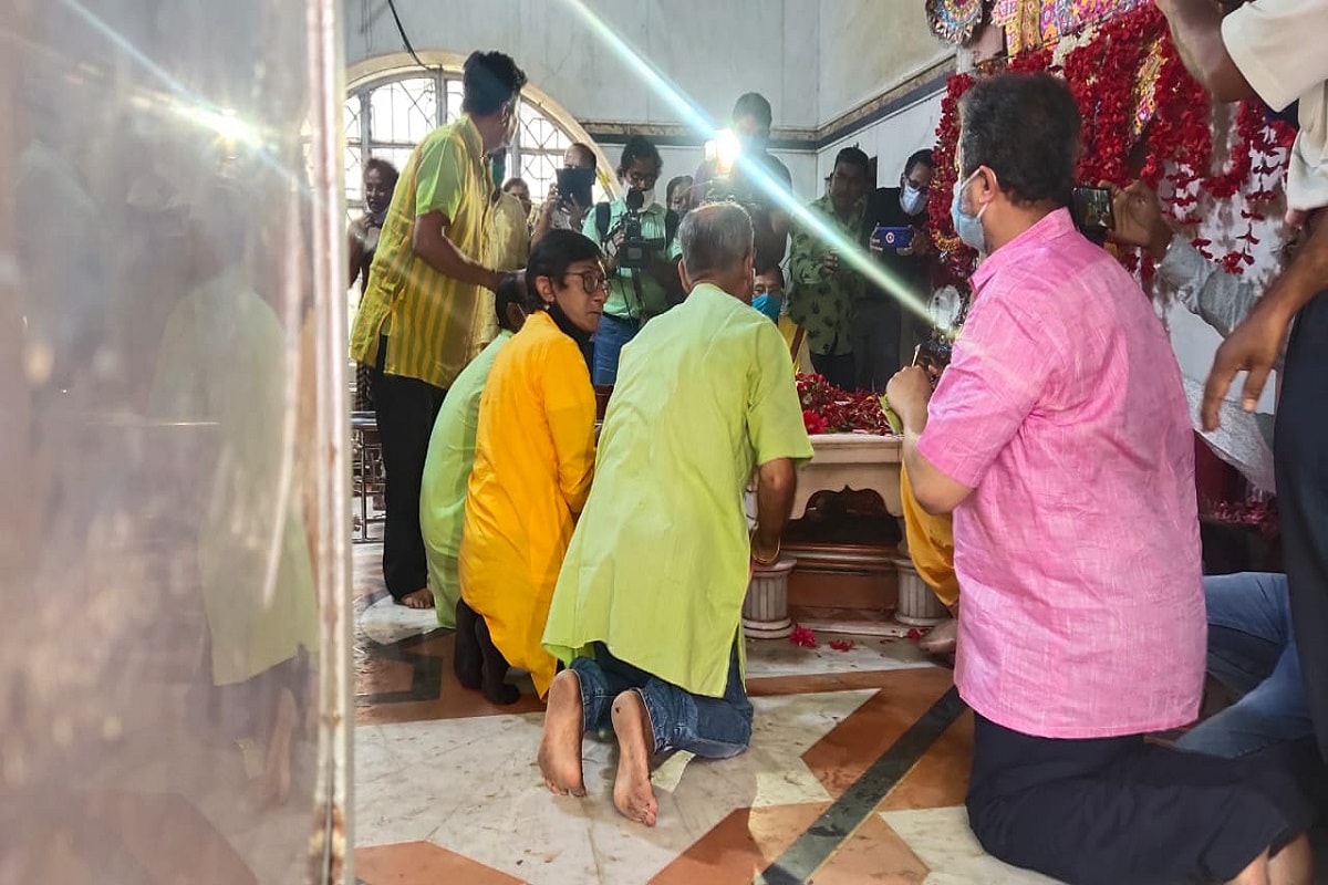 *ভোটের (West Bengal Assembly Election 2021 Phase 4) দিন সকাল সকাল স্নান সেরে ডেনিম রঙা জিনসের সঙ্গে পরে নেন হলুদ পাঞ্জাবি। তারপর বাড়ি থেকে বেরিয়ে মন্দিরে পুজো দিয়ে শুরু হয় উত্তরপাড়ার তৃণমূল প্রার্থী (Uttarpara TMC Candidate)কাঞ্চন মল্লিকের (Kanchan Mallick) বুথ পরিদর্শন। তথ্য ও ছবিঃ আবীর ঘোষাল। *ভোটের (West Bengal Assembly Election 2021 Phase 4) দিন সকাল সকাল স্নান সেরে ডেনিম রঙা জিনসের সঙ্গে পরে নেন হলুদ পাঞ্জাবি। তারপর বাড়ি থেকে বেরিয়ে মন্দিরে পুজো দিয়ে শুরু হয় উত্তরপাড়ার তৃণমূল প্রার্থী (Uttarpara TMC Candidate)কাঞ্চন মল্লিকের (Kanchan Mallick) বুথ পরিদর্শন। তথ্য ও ছবিঃ আবীর ঘোষাল।