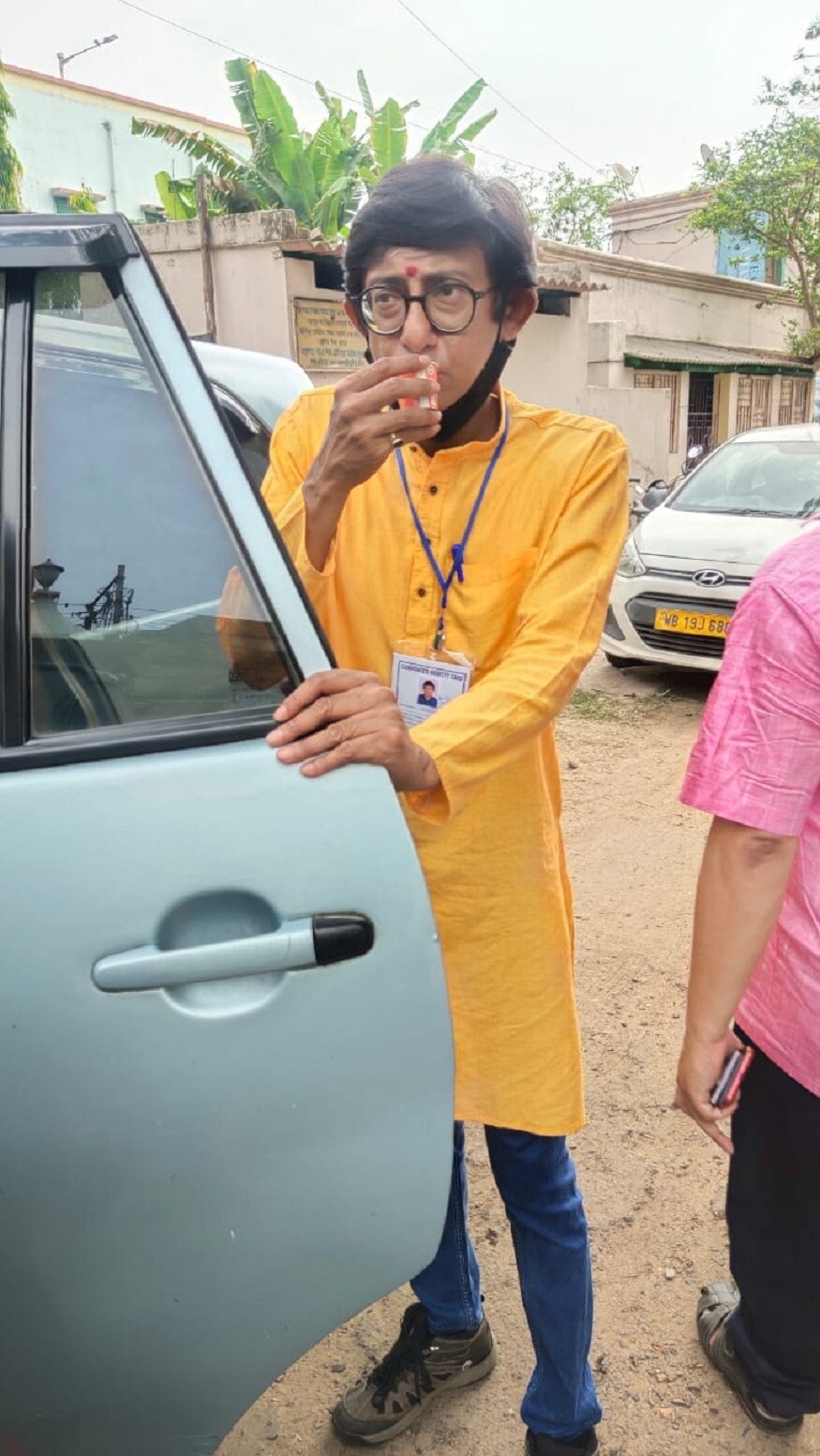 *এ দিকে, বুথের ১০০ মিটারের মধ্যে বিজেপির পোস্টার ছিল বলেও অভিযোগ জানিয়েছেন কাঞ্চন। তিনি প্রশ্ন তোলেন, বুথের ১০০ মিটারের মধ্যে কেন বিজেপির পোস্টার? যদিও তাঁর প্রশ্নের কোনও সদুত্তর তিনি পাননি বলেই দাবি। *এ দিকে, বুথের ১০০ মিটারের মধ্যে বিজেপির পোস্টার ছিল বলেও অভিযোগ জানিয়েছেন কাঞ্চন। তিনি প্রশ্ন তোলেন, বুথের ১০০ মিটারের মধ্যে কেন বিজেপির পোস্টার? যদিও তাঁর প্রশ্নের কোনও সদুত্তর তিনি পাননি বলেই দাবি।