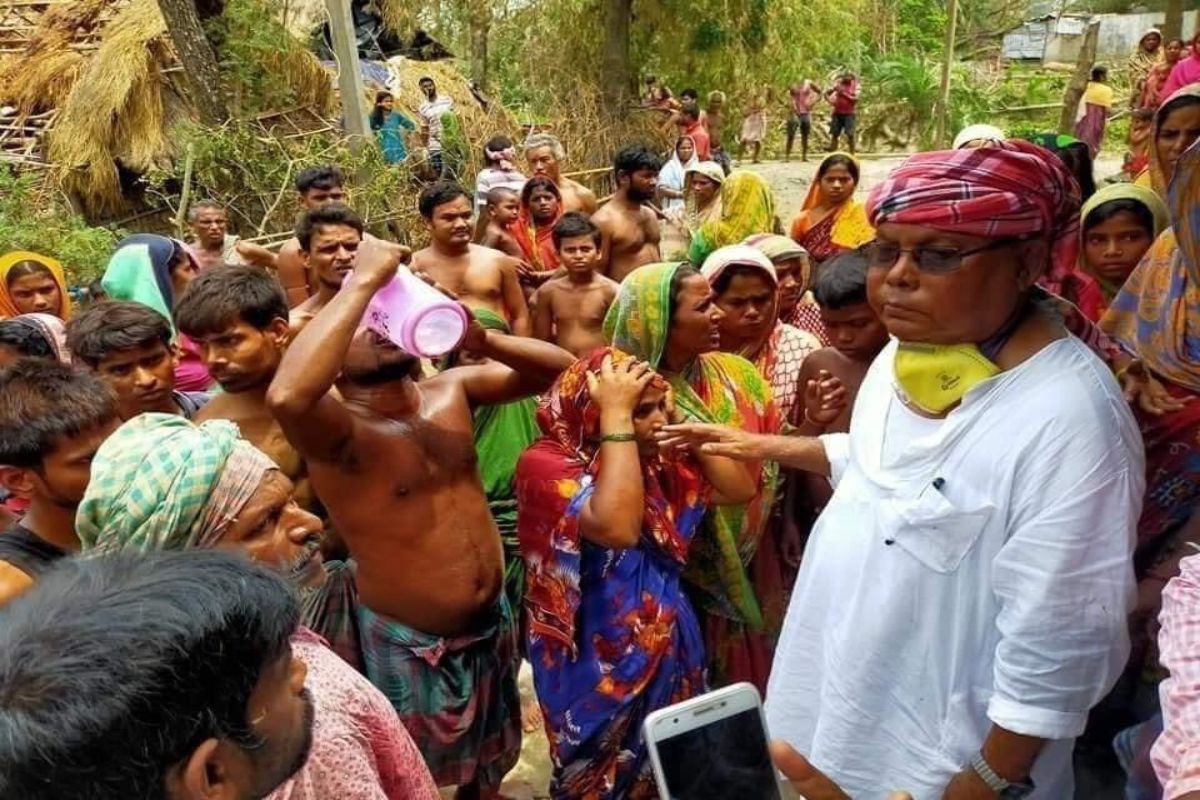 গত ১৭ মার্চ মনোনয়ন জমা দিয়েছেন কান্তি গাঙ্গুলি। নির্বাচন কমিশনে জমা দেওয়া হলফনামায় জানিয়েছেন নিজের মোট স্থাবর-অস্থাবর সম্পত্তির হিসাব। নির্বাচন কমিশনে জমা দেওয়া হলফনামা অনুযায়ী, মনোনয়ন জমা দেওয়ার সময় তাঁর কাছে নগদের পরিমাণ ছিল ৩,৫৫০ টাকা। ২০১৯-২০২০ সালে তাঁর আয় ছিল ১ লক্ষ ১০ হাজার ১০০ টাকা। চারটে ব্যাঙ্ক অ্যাকাউন্ট রয়েছে কান্তি গাঙ্গুলির। ওই চার ব্যাঙ্ক অ্যাকাউন্ট মিলিয়ে তাঁর জমা রয়েছে মোট ১২ লক্ষ ৯৫ হাজার ৬৮৯ টাকা। গত ১৭ মার্চ মনোনয়ন জমা দিয়েছেন কান্তি গাঙ্গুলি। নির্বাচন কমিশনে জমা দেওয়া হলফনামায় জানিয়েছেন নিজের মোট স্থাবর-অস্থাবর সম্পত্তির হিসাব। নির্বাচন কমিশনে জমা দেওয়া হলফনামা অনুযায়ী, মনোনয়ন জমা দেওয়ার সময় তাঁর কাছে নগদের পরিমাণ ছিল ৩,৫৫০ টাকা। ২০১৯-২০২০ সালে তাঁর আয় ছিল ১ লক্ষ ১০ হাজার ১০০ টাকা। চারটে ব্যাঙ্ক অ্যাকাউন্ট রয়েছে কান্তি গাঙ্গুলির। ওই চার ব্যাঙ্ক অ্যাকাউন্ট মিলিয়ে তাঁর জমা রয়েছে মোট ১২ লক্ষ ৯৫ হাজার ৬৮৯ টাকা।