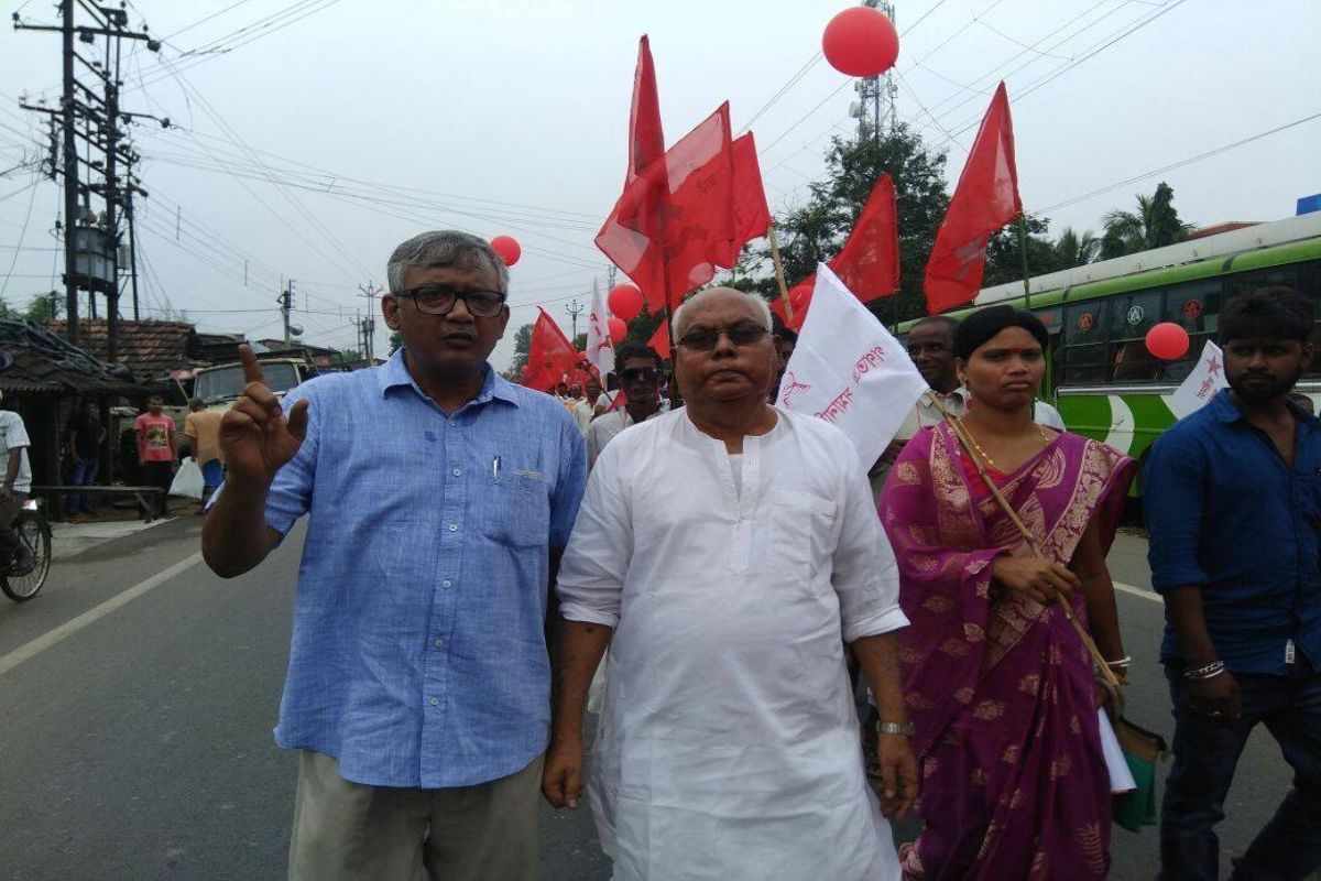 স্থাবর সম্পত্তি বলতে রয়েছে নিজস্ব একটি বাড়ি। বাড়ির বর্তমান মূল্য ১৭ লক্ষ ৮৫ হাজার টাকা। হলফনামা অনুযায়ী, তাঁর কোনও গাড়ি নেই। সব মিলিয়ে কান্তি গঙ্গোপাধ্যায়ের স্থাবর-অস্থাবর সম্পত্তির পরিমাণ ৩০ লক্ষ ৮০ হাজার ৬৮৯ টাকা। ঋণের বোঝাও রয়েছে আটাত্তরের বৃদ্ধের মাথার ওপর। তাঁর মোট ঋণ রয়েছে ৩ লক্ষ ৭৫ হাজার টাকার। স্থাবর সম্পত্তি বলতে রয়েছে নিজস্ব একটি বাড়ি। বাড়ির বর্তমান মূল্য ১৭ লক্ষ ৮৫ হাজার টাকা। হলফনামা অনুযায়ী, তাঁর কোনও গাড়ি নেই। সব মিলিয়ে কান্তি গঙ্গোপাধ্যায়ের স্থাবর-অস্থাবর সম্পত্তির পরিমাণ ৩০ লক্ষ ৮০ হাজার ৬৮৯ টাকা। ঋণের বোঝাও রয়েছে আটাত্তরের বৃদ্ধের মাথার ওপর। তাঁর মোট ঋণ রয়েছে ৩ লক্ষ ৭৫ হাজার টাকার।