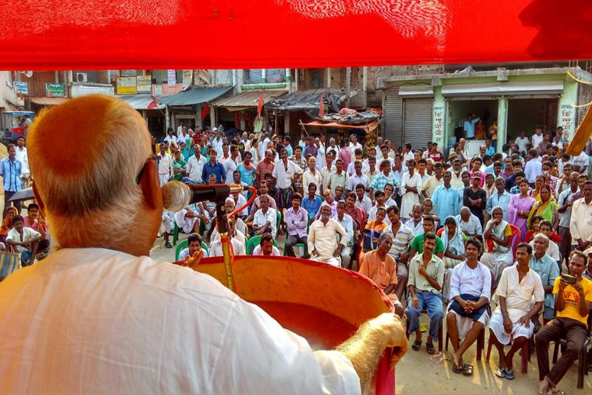 দীর্ঘদিনের রাজনৈতিক অভিজ্ঞতা কান্তি গঙ্গোপাধ্যায়ের। বাম আমলে ছিলেন সুন্দরবন উন্নয়নমন্ত্রী। সামলেছেন ক্রীড়া ও যুব কল্যাণ দফতরও। এ বার তাঁর লড়াই তৃণমূলের প্রার্থী অলোক জলদাতা এবং বিজেপির প্রার্থী শান্তনু বাপুলির বিরুদ্ধে। তবে দলীয় আস্তা, স্থানীয় জনসমর্থন, অভিজ্ঞতা, কাজের খতিয়ান, সব দিক থেকেই এবারের সবচেয়ে চর্চিত সিপিএম প্রার্থী রায়দিঘির কান্তি ভূষণ গঙ্গোপাধ্যায়। শেষ পর্যন্ত বুড়ো হাড়ে ভেলকি দেখতে পারবেন কি তিনি? উত্তর দেবে ব্যালট বক্স। দীর্ঘদিনের রাজনৈতিক অভিজ্ঞতা কান্তি গঙ্গোপাধ্যায়ের। বাম আমলে ছিলেন সুন্দরবন উন্নয়নমন্ত্রী। সামলেছেন ক্রীড়া ও যুব কল্যাণ দফতরও। এ বার তাঁর লড়াই তৃণমূলের প্রার্থী অলোক জলদাতা এবং বিজেপির প্রার্থী শান্তনু বাপুলির বিরুদ্ধে। তবে দলীয় আস্তা, স্থানীয় জনসমর্থন, অভিজ্ঞতা, কাজের খতিয়ান, সব দিক থেকেই এবারের সবচেয়ে চর্চিত সিপিএম প্রার্থী রায়দিঘির কান্তি ভূষণ গঙ্গোপাধ্যায়। শেষ পর্যন্ত বুড়ো হাড়ে ভেলকি দেখতে পারবেন কি তিনি? উত্তর দেবে ব্যালট বক্স।
