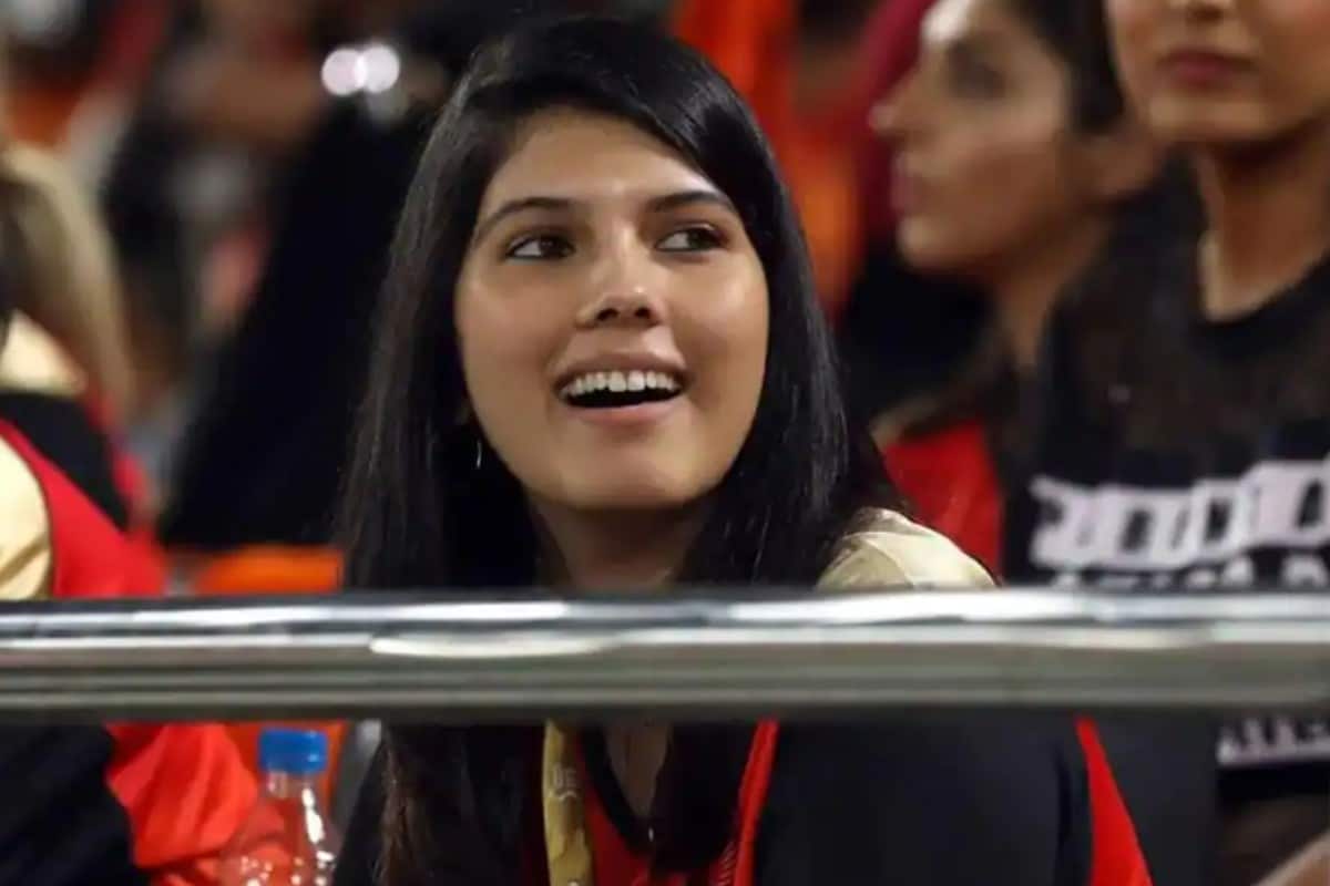 প্রসঙ্গত, ২০১৮ সালের IPL-এ প্রথমবার দেখা গিয়েছিল তাঁকে। তবে সে বার এতটা প্রচারে আসেননি কাব্য। চেন্নাই থেকে MBA করেছেন কাব্য। পরের দিকে IPL-এর সঙ্গে যুক্ত হন তিনি। বলা বাহুল্য, প্রাক্তন কেন্দ্রীয় মন্ত্রী দয়ানিধি মারানের ভাইঝি কাব্য। তবে এবারের IPL-এর হায়দরাবাদ-কলকাতা ম্যাচের পর থেকেই তাঁকে নিয়ে জোর চর্চা শুরু হয়েছে। প্রসঙ্গত, ২০১৮ সালের IPL-এ প্রথমবার দেখা গিয়েছিল তাঁকে। তবে সে বার এতটা প্রচারে আসেননি কাব্য। চেন্নাই থেকে MBA করেছেন কাব্য। পরের দিকে IPL-এর সঙ্গে যুক্ত হন তিনি। বলা বাহুল্য, প্রাক্তন কেন্দ্রীয় মন্ত্রী দয়ানিধি মারানের ভাইঝি কাব্য। তবে এবারের IPL-এর হায়দরাবাদ-কলকাতা ম্যাচের পর থেকেই তাঁকে নিয়ে জোর চর্চা শুরু হয়েছে।