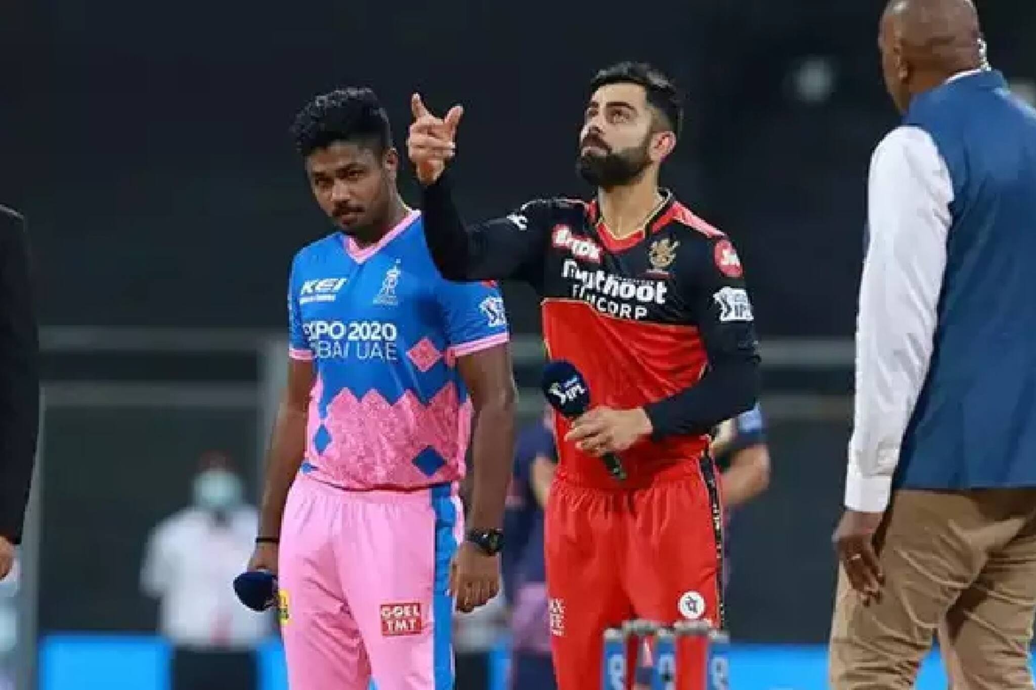 IPL 2021: টসের সময় কোহলির 'ভুলে' হাসাহাসি, জিতেও এগিয়ে দিলেন সঞ্জুকে