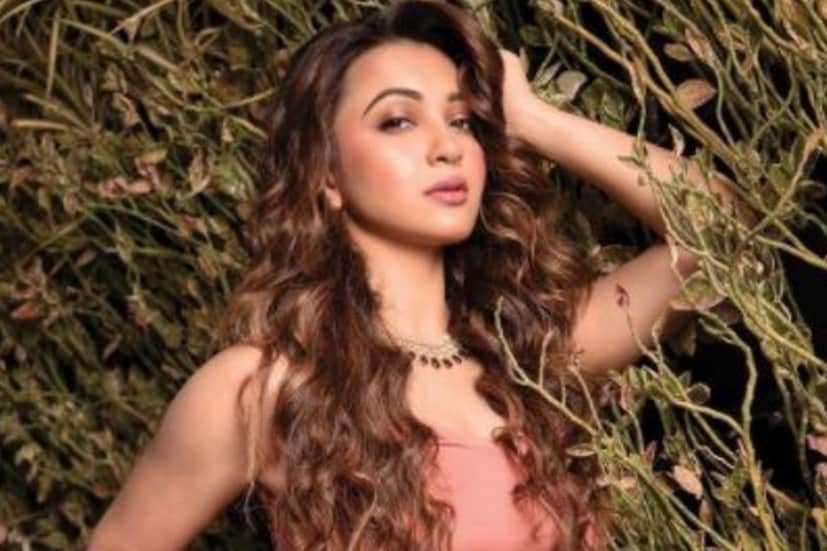কৌশানী মুখোপাধ্যায়- কৃষ্ণনগরের তৃণমূল প্রার্থীর শিক্ষাগত যোগ্যতা হেরম্ব চন্দ্র কলেজ থেকে বাণিজ্যে স্নাতক। 