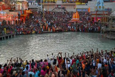 পৃথিবীর সবথেকে বড় ও ব্যাপক ধার্মিক মিলনক্ষেত্র এই কুম্ভমেলা। ভারতে প্রতি ১২ বছর অন্তর হরিদ্বার, প্রয়াগরাজ, উজ্জ্বয়িনী ও নাসিকে আয়োজন করা হয় এই মেলার। তবে এবার কুম্ভ মেলার ইতিহাস অন্যরকম। এই প্রথমবার হরিদ্বারে ১২ বছরের জায়গায় ১১ বছর পর অনুষ্ঠিত হচ্ছে কুম্ভ মেলা। পৃথিবীর সবথেকে বড় ও ব্যাপক ধার্মিক মিলনক্ষেত্র এই কুম্ভমেলা। ভারতে প্রতি ১২ বছর অন্তর হরিদ্বার, প্রয়াগরাজ, উজ্জ্বয়িনী ও নাসিকে আয়োজন করা হয় এই মেলার। তবে এবার কুম্ভ মেলার ইতিহাস অন্যরকম। এই প্রথমবার হরিদ্বারে ১২ বছরের জায়গায় ১১ বছর পর অনুষ্ঠিত হচ্ছে কুম্ভ মেলা।
