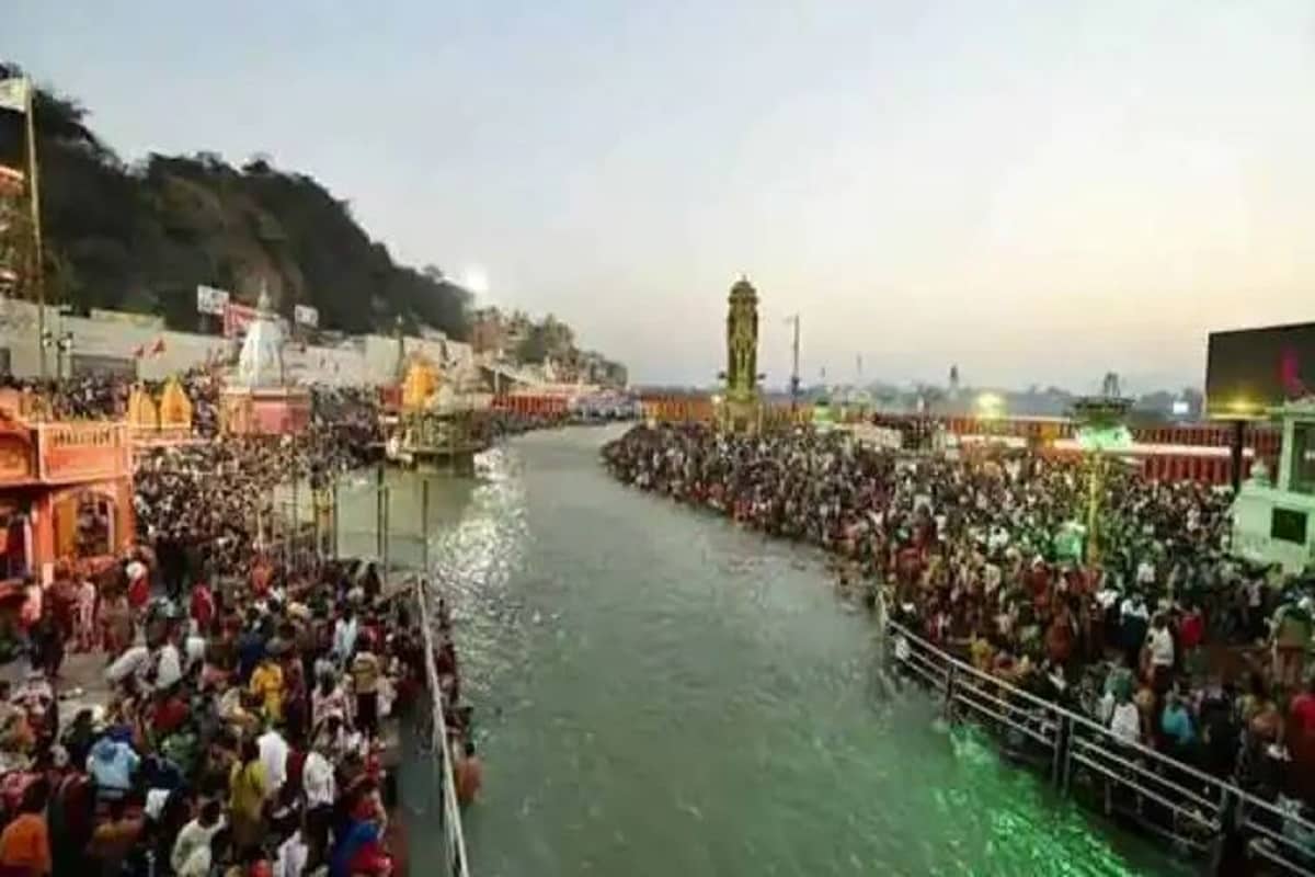 •এ ছাড়া বেশ কিছু জায়গায় প্রশাসনের থার্মাল স্ক্রিনিংয়ের ব্যবস্থাটি অনুপস্থিত ছিল। সিসিটিভিতে নজরদারি চলা সত্ত্বেও মাস্ক ছাড়া ঘুরে বেড়াতে দেখা গিয়েছে ভক্তদের৷ শুধু এই নয়, ইউপি-উত্তরাখণ্ড সীমান্তের চেক পয়েন্ট আগ্রা থেকে আগত এক ভক্ত জানান যে, তাঁর করোনার নেগেটিভ রিপোর্ট দেখার পাশাপাশি তাঁর সমস্ত শারীরিক পরীক্ষা করা হয়৷ কিন্তু মেলা প্রাঙ্গনে তেমন কোনও ব্যবস্থা তাঁর চোখে পড়েনি বলেই তিনি জানান৷ •এ ছাড়া বেশ কিছু জায়গায় প্রশাসনের থার্মাল স্ক্রিনিংয়ের ব্যবস্থাটি অনুপস্থিত ছিল। সিসিটিভিতে নজরদারি চলা সত্ত্বেও মাস্ক ছাড়া ঘুরে বেড়াতে দেখা গিয়েছে ভক্তদের৷ শুধু এই নয়, ইউপি-উত্তরাখণ্ড সীমান্তের চেক পয়েন্ট আগ্রা থেকে আগত এক ভক্ত জানান যে, তাঁর করোনার নেগেটিভ রিপোর্ট দেখার পাশাপাশি তাঁর সমস্ত শারীরিক পরীক্ষা করা হয়৷ কিন্তু মেলা প্রাঙ্গনে তেমন কোনও ব্যবস্থা তাঁর চোখে পড়েনি বলেই তিনি জানান৷