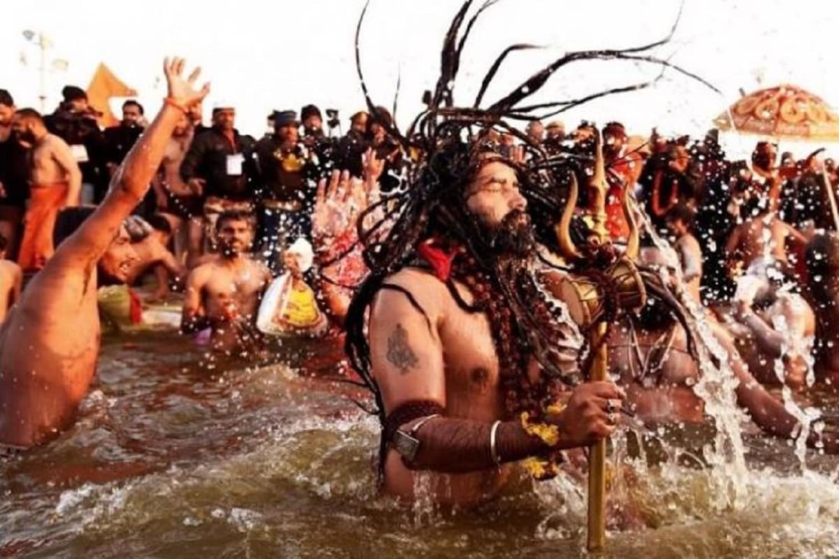 •কুম্ভ মেলা (coronavirus Kumbh Mela)পুলিশ কন্ট্রোল রুম অনুযায়ী, সোমবার দ্বিতীয় পুণ্যস্নানে ৩১ লক্ষেরও বেশি ভক্ত উপস্থিত ছিলেন। স্বাস্থ্য দফতর সূত্রে জানা গিয়েছে, সোমবার রাত সাড়ে এগারোটা থেকে বিকেল ৫ টা পর্যন্ত ১৮১৬৯ জন ভক্তের করোনার পরীক্ষা করা হয়েছিল, এর মধ্যে ১০২জন করোনা আক্রান্ত রয়েছেন। •কুম্ভ মেলা (coronavirus Kumbh Mela)পুলিশ কন্ট্রোল রুম অনুযায়ী, সোমবার দ্বিতীয় পুণ্যস্নানে ৩১ লক্ষেরও বেশি ভক্ত উপস্থিত ছিলেন। স্বাস্থ্য দফতর সূত্রে জানা গিয়েছে, সোমবার রাত সাড়ে এগারোটা থেকে বিকেল ৫ টা পর্যন্ত ১৮১৬৯ জন ভক্তের করোনার পরীক্ষা করা হয়েছিল, এর মধ্যে ১০২জন করোনা আক্রান্ত রয়েছেন।