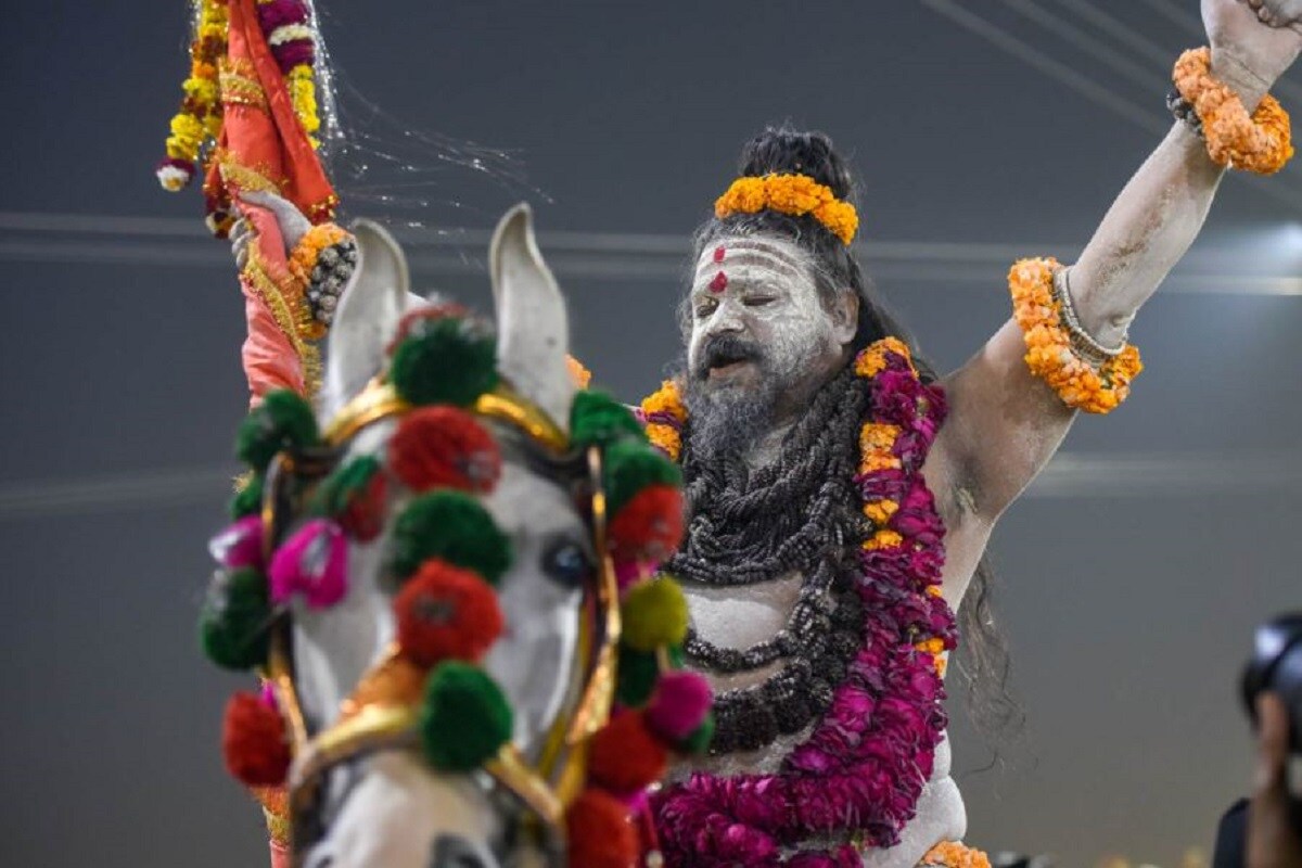 •উত্তরাখণ্ডের ডিজিপি অশোক কুমার মহাকুম্ভের দ্বিতীয় শাহী স্নানের বিষয়ে বলেছিলেন, 'আমারা পুরো চেষ্টা করছি যথাসম্ভব করোনার গাইডলাইন অনুসরণ করার। সুরক্ষার দিক থেকে এটি উত্তরাখণ্ড পুলিশের পক্ষেও একটি বড় চ্যালেঞ্জ। যা প্রত্যাশা ছিল, কোভিডের কারণে তার ৫০ শতাংশ পুণ্যার্থী এসেছেন। •উত্তরাখণ্ডের ডিজিপি অশোক কুমার মহাকুম্ভের দ্বিতীয় শাহী স্নানের বিষয়ে বলেছিলেন, 'আমারা পুরো চেষ্টা করছি যথাসম্ভব করোনার গাইডলাইন অনুসরণ করার। সুরক্ষার দিক থেকে এটি উত্তরাখণ্ড পুলিশের পক্ষেও একটি বড় চ্যালেঞ্জ। যা প্রত্যাশা ছিল, কোভিডের কারণে তার ৫০ শতাংশ পুণ্যার্থী এসেছেন।