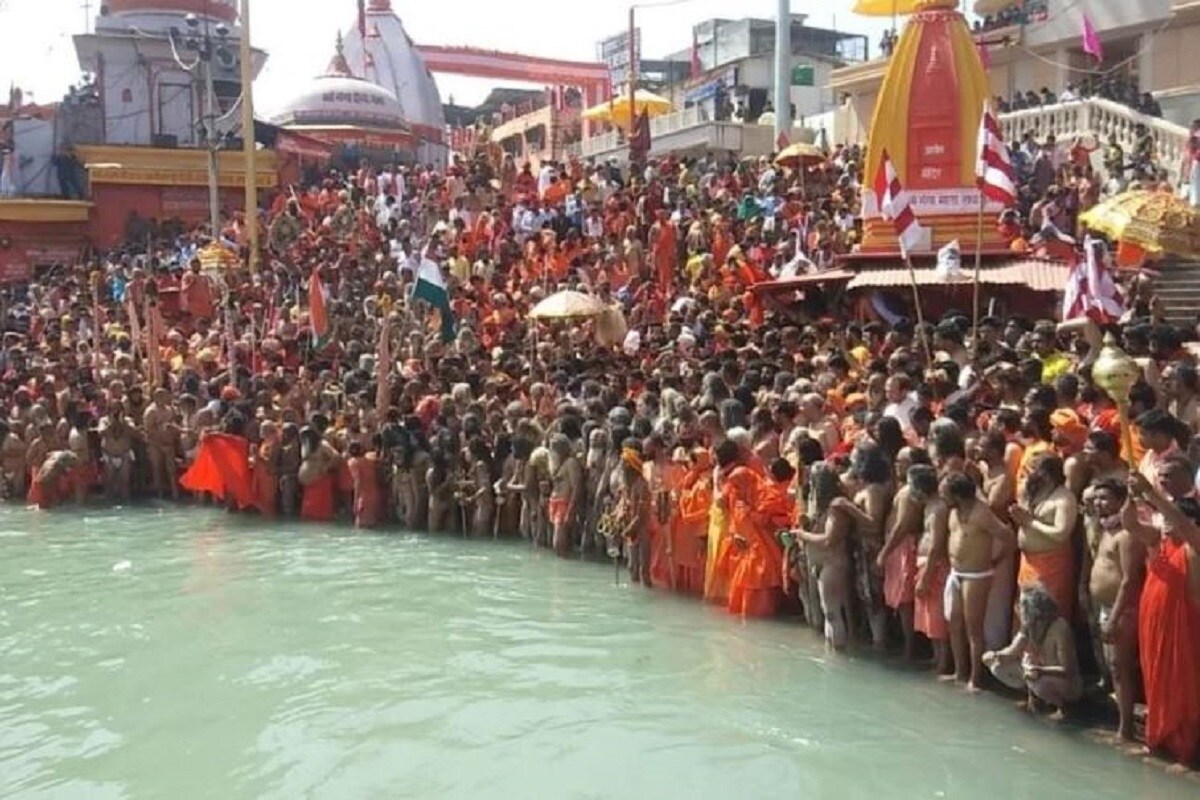 •কুম্ভে সোমবার অমাবস্যায় বিপুল সংখ্যক ভক্ত পুণ্য স্নান করেন। রাজকীয় স্নানের সময় ঘাটে সমবেত জনতার ছবি সোশ্যাল মিডিয়ায় মারাত্মক ভাইরাল হয়ে যায়। করোনা কালে এত মানুষের সমাগম নিয়ে শুরু হয় সমালোচনাও । কুম্ভে ১৬ টি ঘাট রয়েছে। শুধু হরিদ্বারই নয়, কুম্ভ হৃষিকেশ থেকে নীলকান্ত পর্যন্ত বিস্তৃত। পুণ্যার্থীরা সঠিক জায়গায় স্নান করছেন এবং এর জন্যও একটি সময়সীমা বেঁধে দেওয়া ছিল। ফলে নিয়ম খুবই কঠোরভাবে মানা হয়েছে বলে সমালোচনার জবাবে উত্তর দেন মুখ্যমন্ত্রী৷ •কুম্ভে সোমবার অমাবস্যায় বিপুল সংখ্যক ভক্ত পুণ্য স্নান করেন। রাজকীয় স্নানের সময় ঘাটে সমবেত জনতার ছবি সোশ্যাল মিডিয়ায় মারাত্মক ভাইরাল হয়ে যায়। করোনা কালে এত মানুষের সমাগম নিয়ে শুরু হয় সমালোচনাও । কুম্ভে ১৬ টি ঘাট রয়েছে। শুধু হরিদ্বারই নয়, কুম্ভ হৃষিকেশ থেকে নীলকান্ত পর্যন্ত বিস্তৃত। পুণ্যার্থীরা সঠিক জায়গায় স্নান করছেন এবং এর জন্যও একটি সময়সীমা বেঁধে দেওয়া ছিল। ফলে নিয়ম খুবই কঠোরভাবে মানা হয়েছে বলে সমালোচনার জবাবে উত্তর দেন মুখ্যমন্ত্রী৷