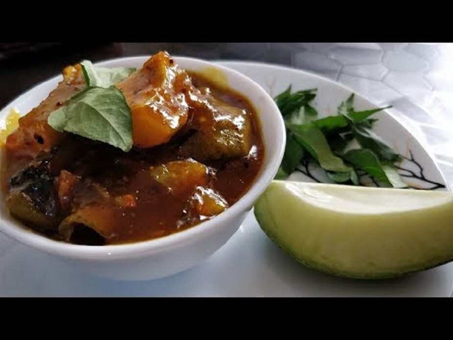 ওড়িশার আম্বা খাট্টাবানাতে লাগবে ২টো কাঁচা আম, অর্ধেক চা চামচ নুন, ১ চা চামচ সাদা তেল, ১ টেবিল চামচ আদা কুচি, ১ টেবিল চামচ পাঁচ ফোড়ন, ১ টেবিল চামচ জিরে বাটা, অর্ধেক কাপ গুড়, ২টো শুকনো লঙ্কা, কয়েকটা কারি পাতাপ্রথমে, কড়াইয়ে তেল গরম করে পাঁচ ফোড়ন, কারি পাতা, শুকনো লঙ্কা ফোড়ন দিন। আদা কুচি আর আমের টুকরো মেশান। আম নরম হয়ে এলে গুড় আর নুন মিশিয়ে ভাল করে নাড়াচাড়া করুন। পরিমাণমতো জল মিশিয়ে ঢাকনা এঁটে দিন। কম আঁচে মিশ্রণ ফুটতে দিন যতক্ষণ না গাঢ় হচ্ছে। ওড়িশার আম্বা খাট্টাবানাতে লাগবে ২টো কাঁচা আম, অর্ধেক চা চামচ নুন, ১ চা চামচ সাদা তেল, ১ টেবিল চামচ আদা কুচি, ১ টেবিল চামচ পাঁচ ফোড়ন, ১ টেবিল চামচ জিরে বাটা, অর্ধেক কাপ গুড়, ২টো শুকনো লঙ্কা, কয়েকটা কারি পাতাপ্রথমে, কড়াইয়ে তেল গরম করে পাঁচ ফোড়ন, কারি পাতা, শুকনো লঙ্কা ফোড়ন দিন। আদা কুচি আর আমের টুকরো মেশান। আম নরম হয়ে এলে গুড় আর নুন মিশিয়ে ভাল করে নাড়াচাড়া করুন। পরিমাণমতো জল মিশিয়ে ঢাকনা এঁটে দিন। কম আঁচে মিশ্রণ ফুটতে দিন যতক্ষণ না গাঢ় হচ্ছে।