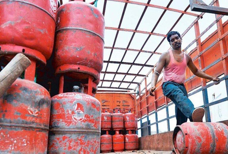কেন্দ্রীয় সরকার (Narendra Modi Government) বিনামূল্যে এলপিজি বা রান্নার গ্যাসের সিলিন্ডারের (LPG Cylinder) ভর্তুকিতে পরিবর্তন হতে পারে পেট্রোলিয়াম মন্ত্রালয় উজ্জ্বলা যোজনা (Ujjwala scheme) দারিদ্র সীমার (BPL) নীচে থাকা মহিলাদের নামে নতুন গ্যাসের সংযোগ দিয়ে থাকে ৷ প্রতীকী ছবি ৷ কেন্দ্রীয় সরকার (Narendra Modi Government) বিনামূল্যে এলপিজি বা রান্নার গ্যাসের সিলিন্ডারের (LPG Cylinder) ভর্তুকিতে পরিবর্তন হতে পারে পেট্রোলিয়াম মন্ত্রালয় উজ্জ্বলা যোজনা (Ujjwala scheme) দারিদ্র সীমার (BPL) নীচে থাকা মহিলাদের নামে নতুন গ্যাসের সংযোগ দিয়ে থাকে ৷ প্রতীকী ছবি ৷