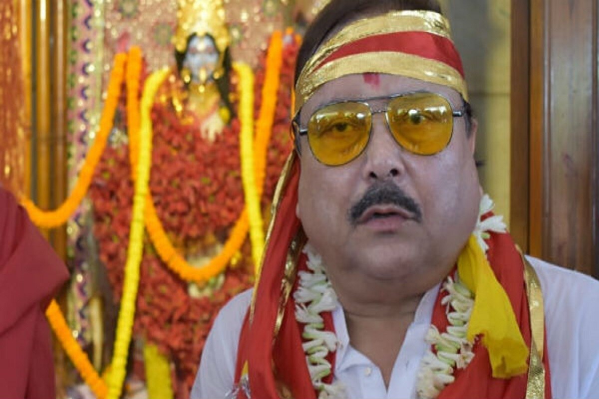 হলফনামা অনুযায়ী, ২০১৯-২০ আর্থিক বছরে তাঁর আয় ছিল ৪ লক্ষ ৫৪ হাজার ৩৭২ টাকা। আর একই সময়ে তাঁর স্ত্রী অর্চনা মিত্রের আয় ছিল ৯০ হাজার ৩৩৬ টাকা। মনোনয়ন পেশের সময় তাঁর হাতে নগদ ছিল ২৮ হাজার ৩৫৫ টাকা। মদন মিত্রের স্ত্রী অর্চনা মিত্রের হাতে নগদের পরিমাণ ছিল ৭ হাজার ৫৫০ টাকা। হলফনামা অনুযায়ী, ২০১৯-২০ আর্থিক বছরে তাঁর আয় ছিল ৪ লক্ষ ৫৪ হাজার ৩৭২ টাকা। আর একই সময়ে তাঁর স্ত্রী অর্চনা মিত্রের আয় ছিল ৯০ হাজার ৩৩৬ টাকা। মনোনয়ন পেশের সময় তাঁর হাতে নগদ ছিল ২৮ হাজার ৩৫৫ টাকা। মদন মিত্রের স্ত্রী অর্চনা মিত্রের হাতে নগদের পরিমাণ ছিল ৭ হাজার ৫৫০ টাকা।
